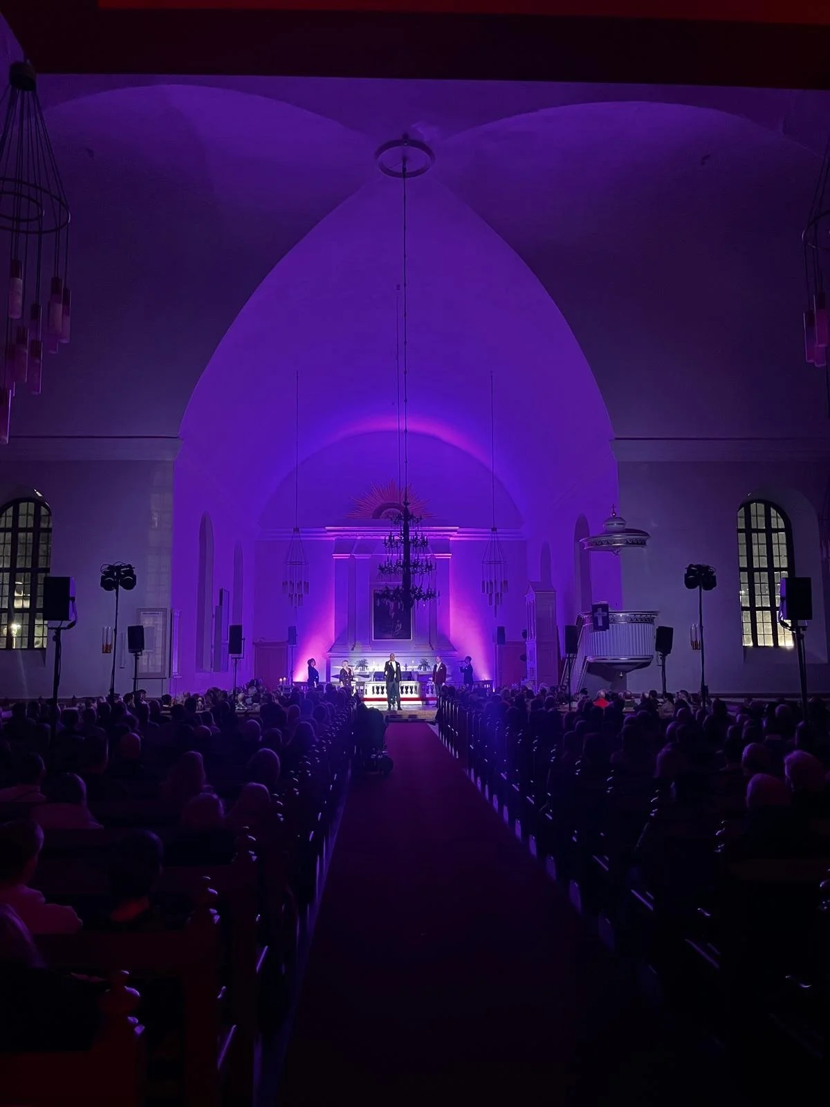 Kuopion tuomiokirkossa oli ihanaa laulaa! Kiitos Rajaton joulu -konsertin l&auml;mminhenkinen yleis&ouml;. ❤️ 

T&auml;n&auml;&auml;n vuorossa Joensuu! Ai ett&auml;!

#rajaton #joulu #joulukonsertti #kuopio

Valot @elllbaa 
&Auml;&auml;ni @ilu_herkma