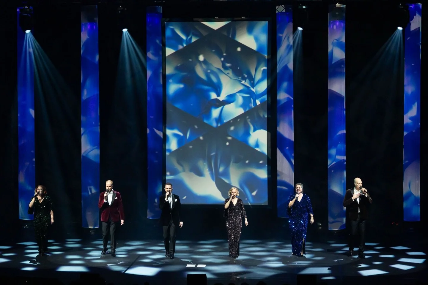 KIITOS Finlandia-talo x 2! ❤️ Oli hienoa p&auml;&auml;st&auml; takaisin t&auml;nne remontin j&auml;lkeen. 

✨ Koimme paljon ihania kohtaamisia konserttien j&auml;lkeen. Oli koskettavaa kuulla, kuinka monen jouluperinteisiin Rajattoman joulukonsertit 