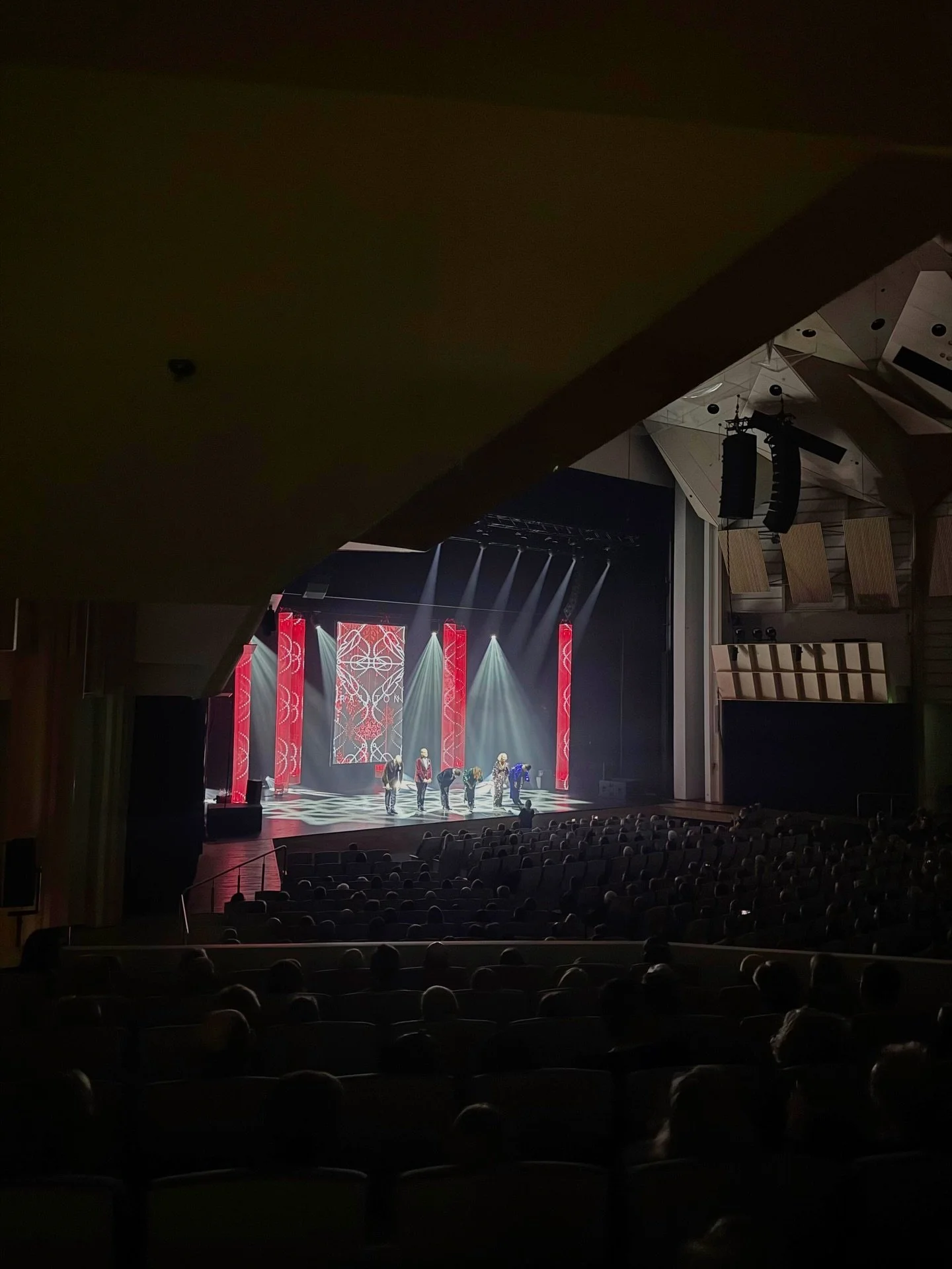 Kiitos Tampere-talo ❤️🎄 Ilo oli laulaa teille sek&auml; tavata konsertin j&auml;lkeen. L&auml;mmin kiitos, kun tulitte.❤️ 

Rajaton Joulu 2025 huipentuu t&auml;n&auml;&auml;n konserttiin Johanneksenkirkossa Helsingiss&auml;. ✨🎄 Tervetuloa konsertti