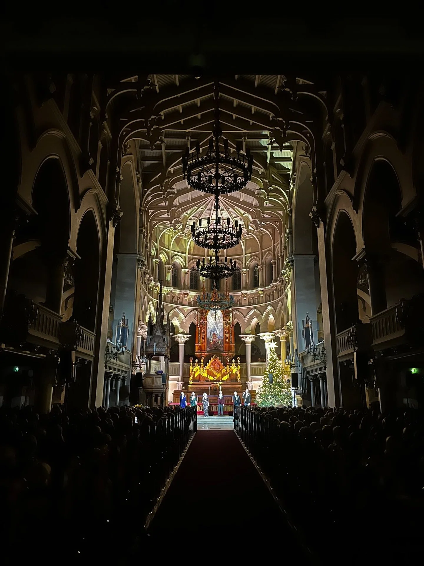 Suuret kiitokset viel&auml; eilisess&auml; Johanneksenkirkon konsertissa olleille &ndash; tunnelma oli lempe&auml;n jouluinen. Kiitos siit&auml;, ett&auml; tulitte konserttiimme niin sankoin joukoin. ❤️

Toisessa kuvassa n&auml;kym&auml;&auml; &auml;