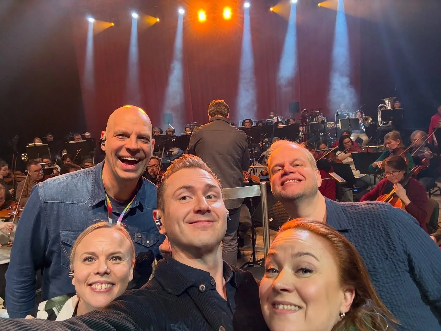 5/6 jo paikalla, kohta t&auml;r&auml;ht&auml;&auml; Tampereella! 😍 @tamperefilharmonia Kapuna upea Nick Davies. 🙏🏻✨ N&auml;hd&auml;&auml;nk&ouml; Tampereella Queen-konsertissa t&auml;ll&auml; viikolla? 🥳 #queen #rajaton #tamperefilharmonia 

@sub