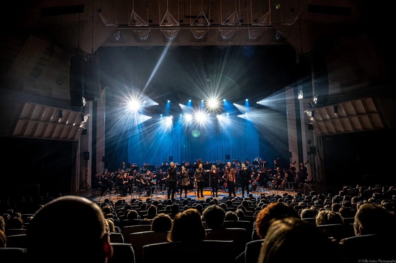Palataan viel&auml; hetkeksi Queen-konserttien pariin Tampereelle @ville.k.laine kuvaamien upeiden kuvien kautta. 🔥✨

Some amazing shots by @ville.k.laine of our Queen concerts with the astonishing @tamperefilharmonia 

Conducted by super Nick Davie