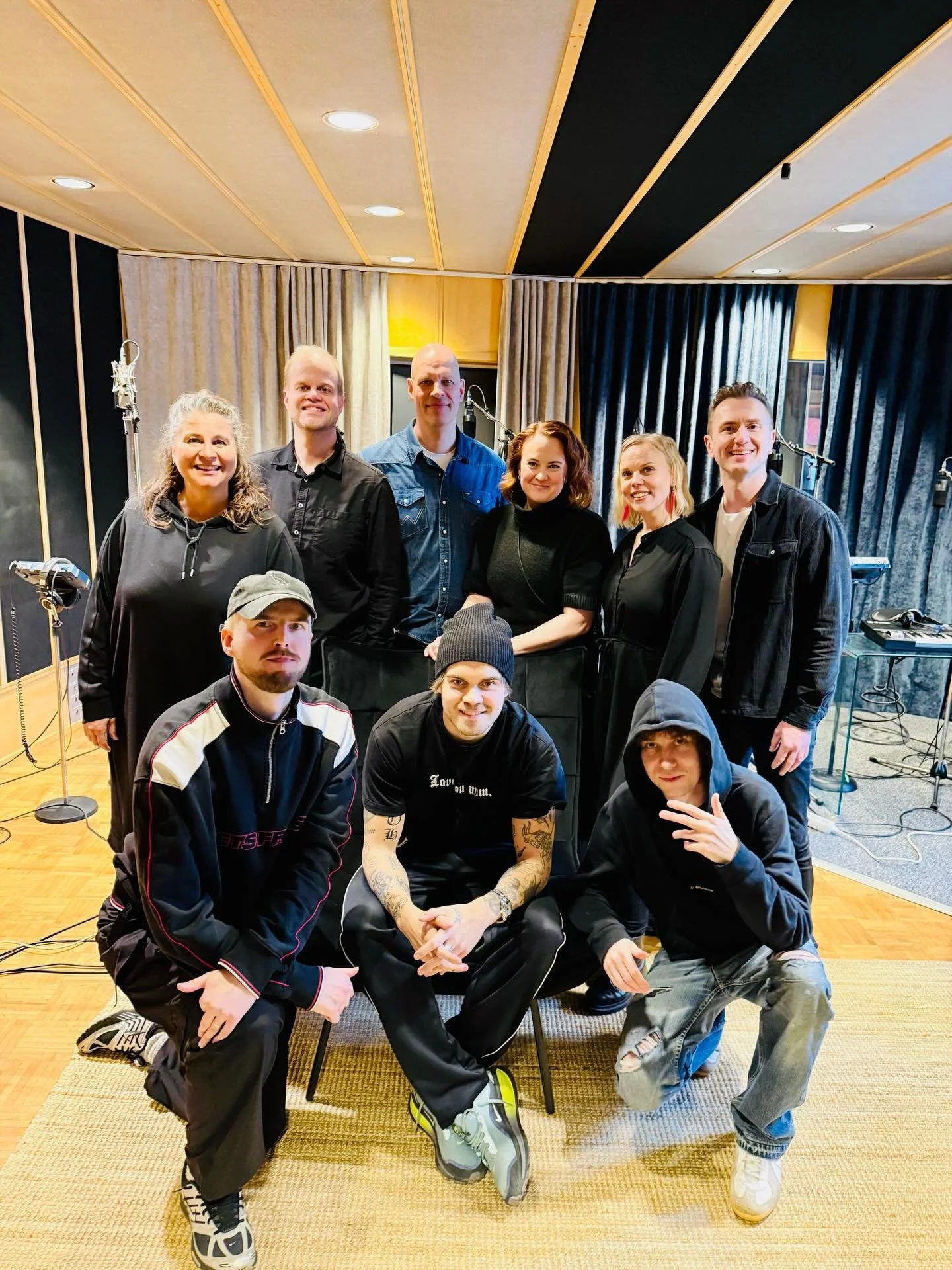 Meill&auml; on suuri ilo ja kunnia olla fiittaamassa @haurilove uudella, perjantaina ilmestyv&auml;ll&auml; levyll&auml; kappaleella Monsteri. K&auml;yk&auml;&auml;p&auml; kuuntelemassa! T&auml;ss&auml; kuva ikimuistoisesta studiosessiosta. 🦋