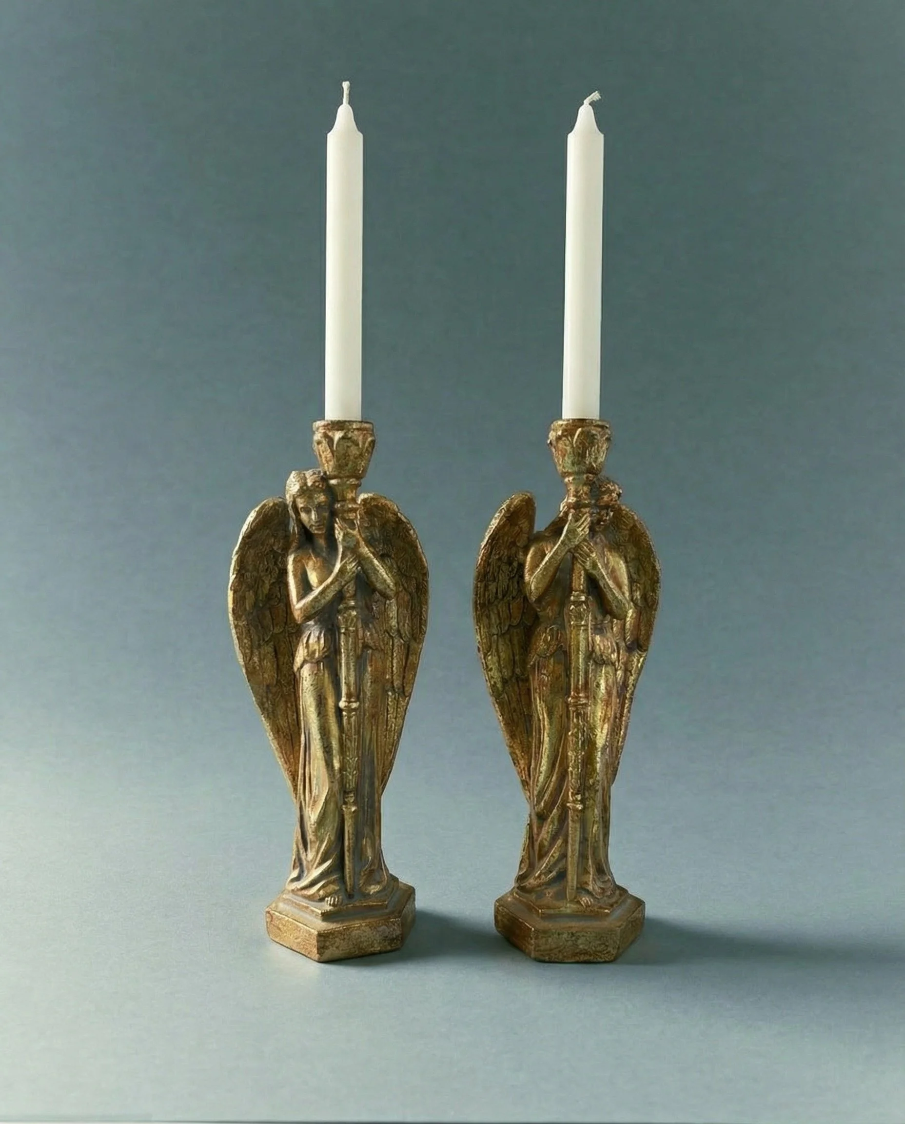 Coppia di Candelabri "Angeli in Preghiera" – Legno Intagliato e Patinato