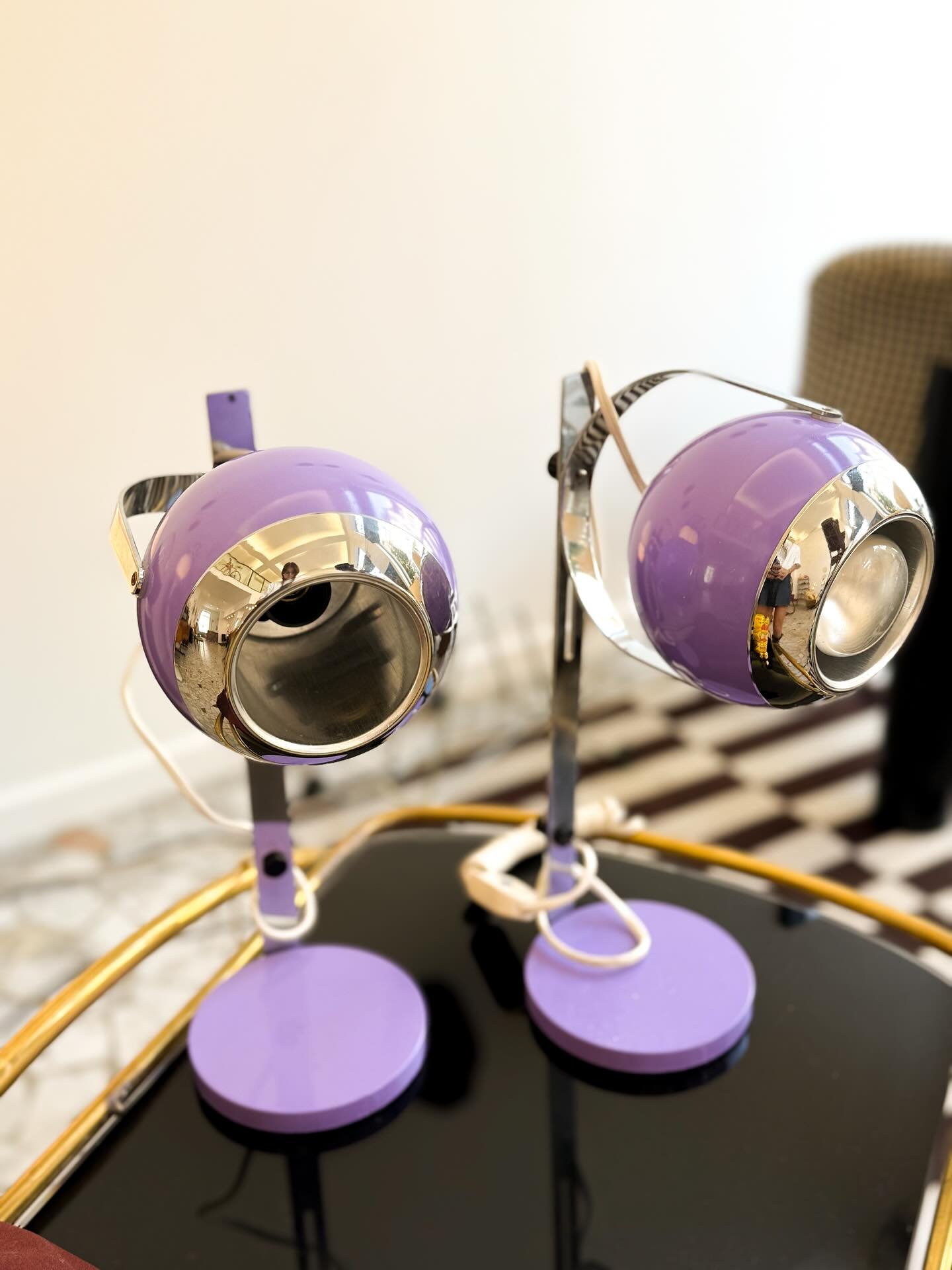 Icona del design Space Age, questa lampada da tavolo Eyeball &egrave; un esempio emblematico dell&rsquo;estetica futuristica tipica degli anni &rsquo;60. Realizzata in Italia, unisce linee essenziali e forme sferiche a una vivace finitura lilla, resa