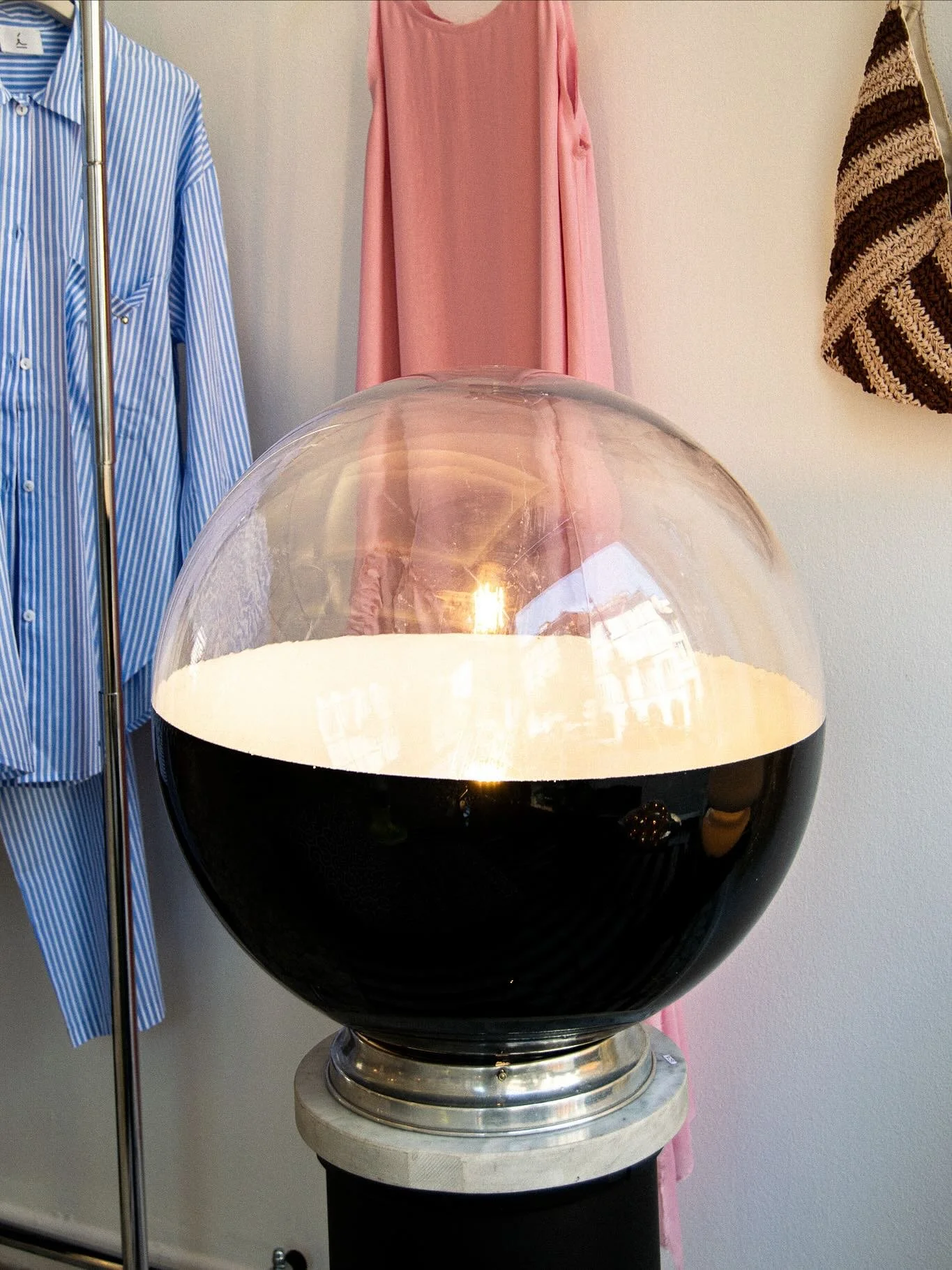 Un oggetto luminoso dal forte impatto scenico, la lampada &ldquo;Globo Nero&rdquo; si distingue per il suo design scultoreo e contemporaneo. La sfera in plexiglass trasparente &egrave; parzialmente riempita da un un film nero lucido, che crea un affa