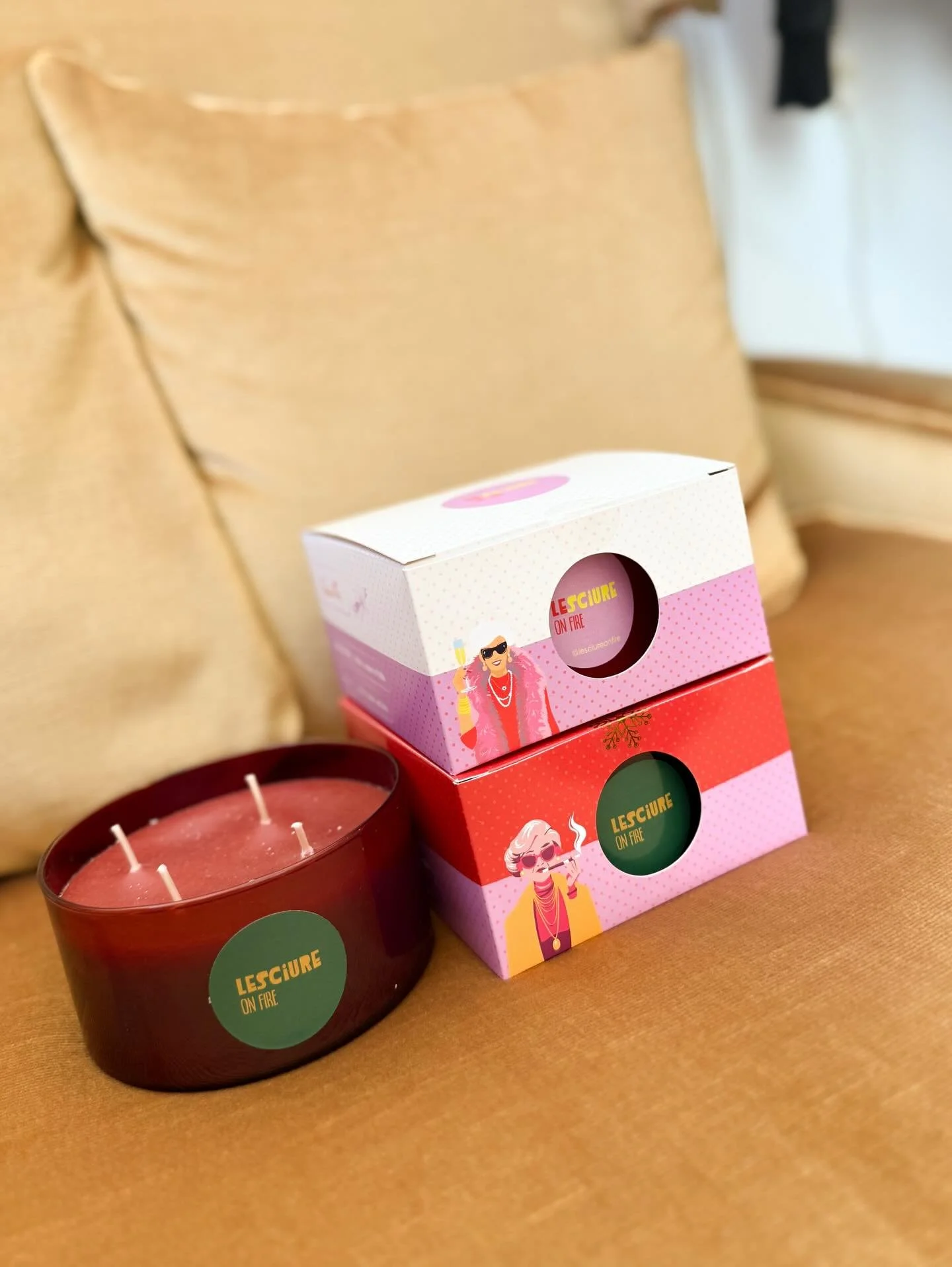 Ancora qualche candela sciuresca disponibile 🕯️ 
Scegli tra Vaniglia e Cannella. E tra la sciura e la frase che ti rappresenta di pi&ugrave; !