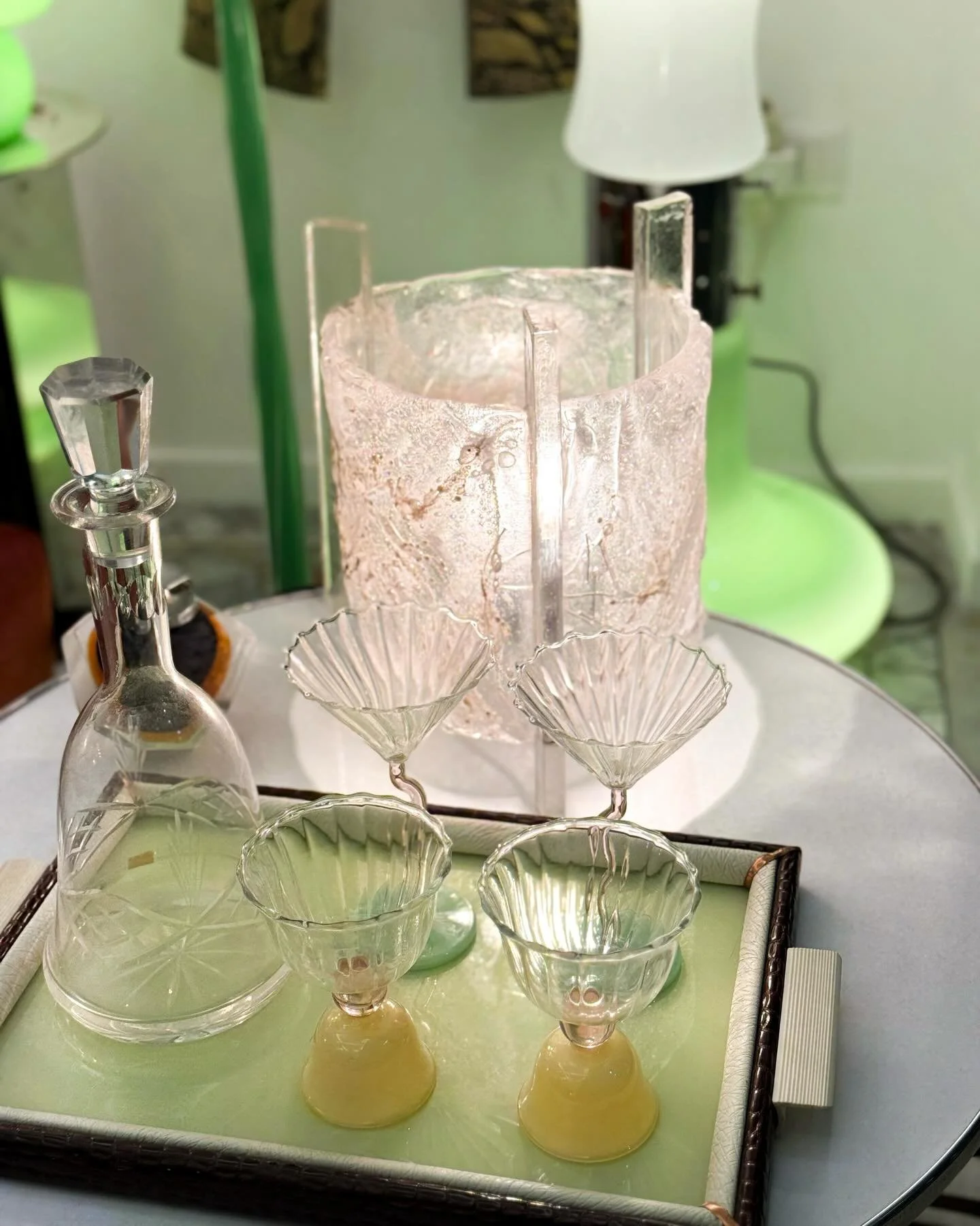 Un po&rsquo; borghesi, molto decise, assolutamente senza tempo. C&rsquo;&egrave; una bellezza silenziosa e senza tempo negli oggetti ben disegnati, che continuano a funzionare, illuminare e farsi desiderare.

A voi una piccola parte della nostra sele