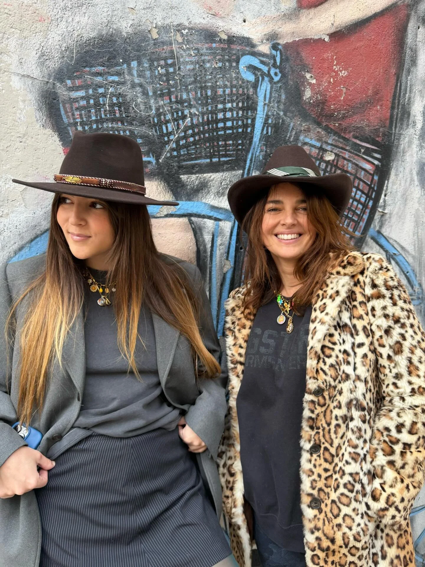 Your favorite duo! Lesciureonfire ❤️🩷 Cami e Simo
-
@fabel_milano Hats 
@twins_andshout charms
