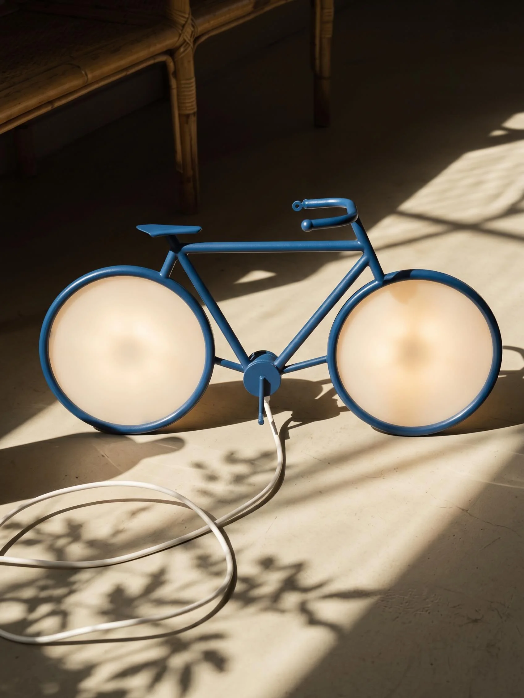 Il Giro d&rsquo;Italia accende la passione per le biciclette&hellip; noi abbiamo deciso di accendere direttamente una bici 💡
Questo &egrave; il momento perfetto per portarsi a casa un pezzo pop e super iconico. 🚲🚲🚲🚲
Lampada Zicoli design anni &r