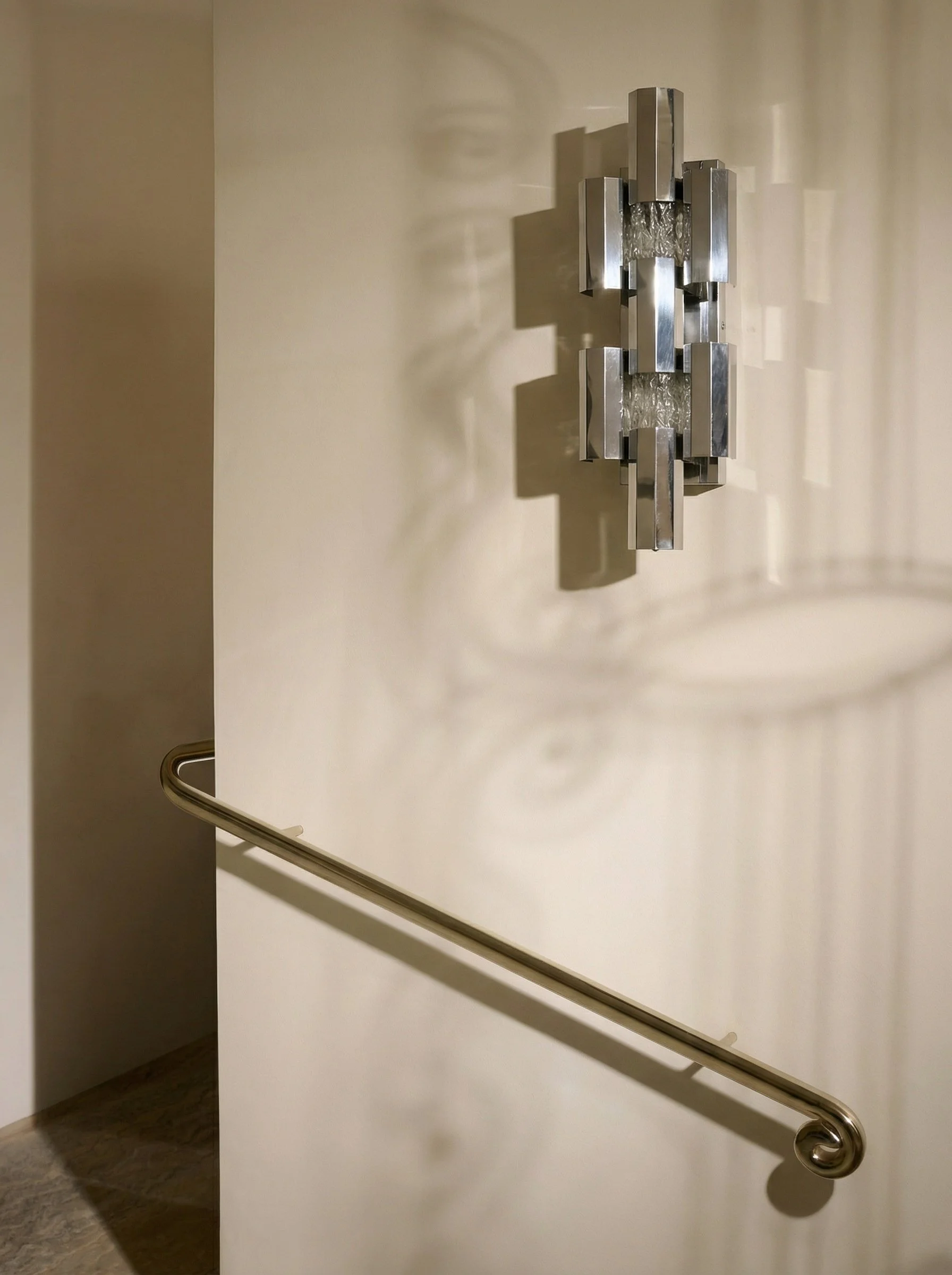 Applique "Brutalista" Space Age – Acciaio Cromato e Cristallo Texturizzato (Anni '70)