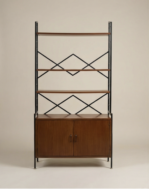 Libreria anni ’50 con struttura in metallo e mobile basso contenitore