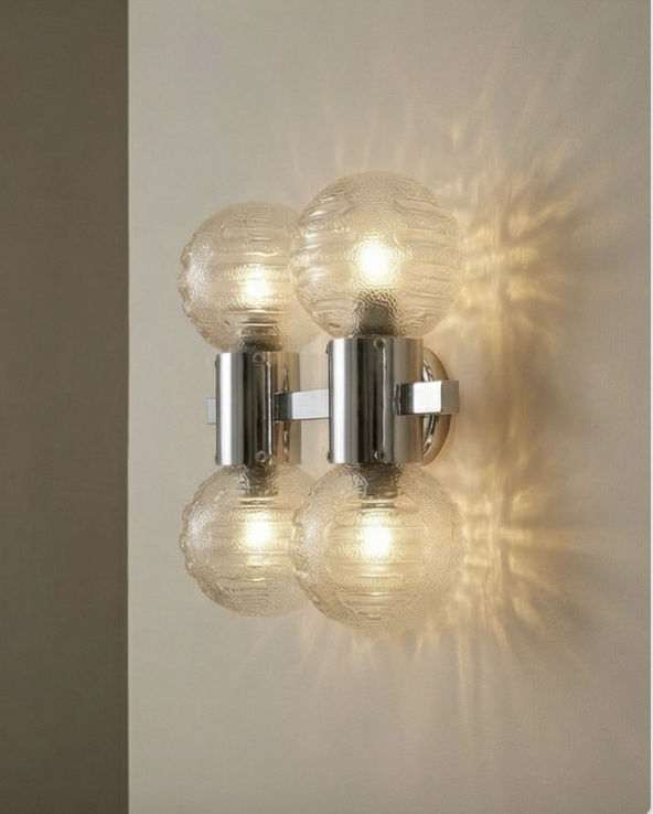 Applique Scultorea "Atomic" – Acciaio Cromato e Sfere Texturizzate