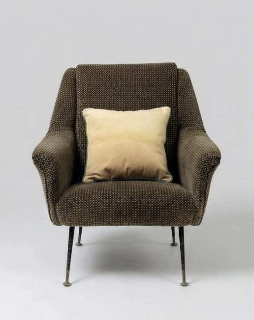 Poltrona "Teddy" Mid-Century – Texture Avvolgente e Gambe a Spillo