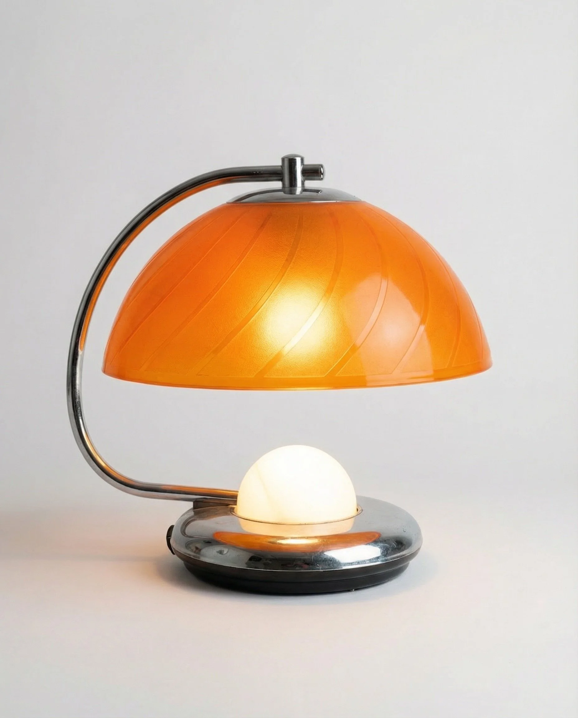 Lampada "Space-Party" Anni '70 – Acciaio, Plastica e Magia Sonora