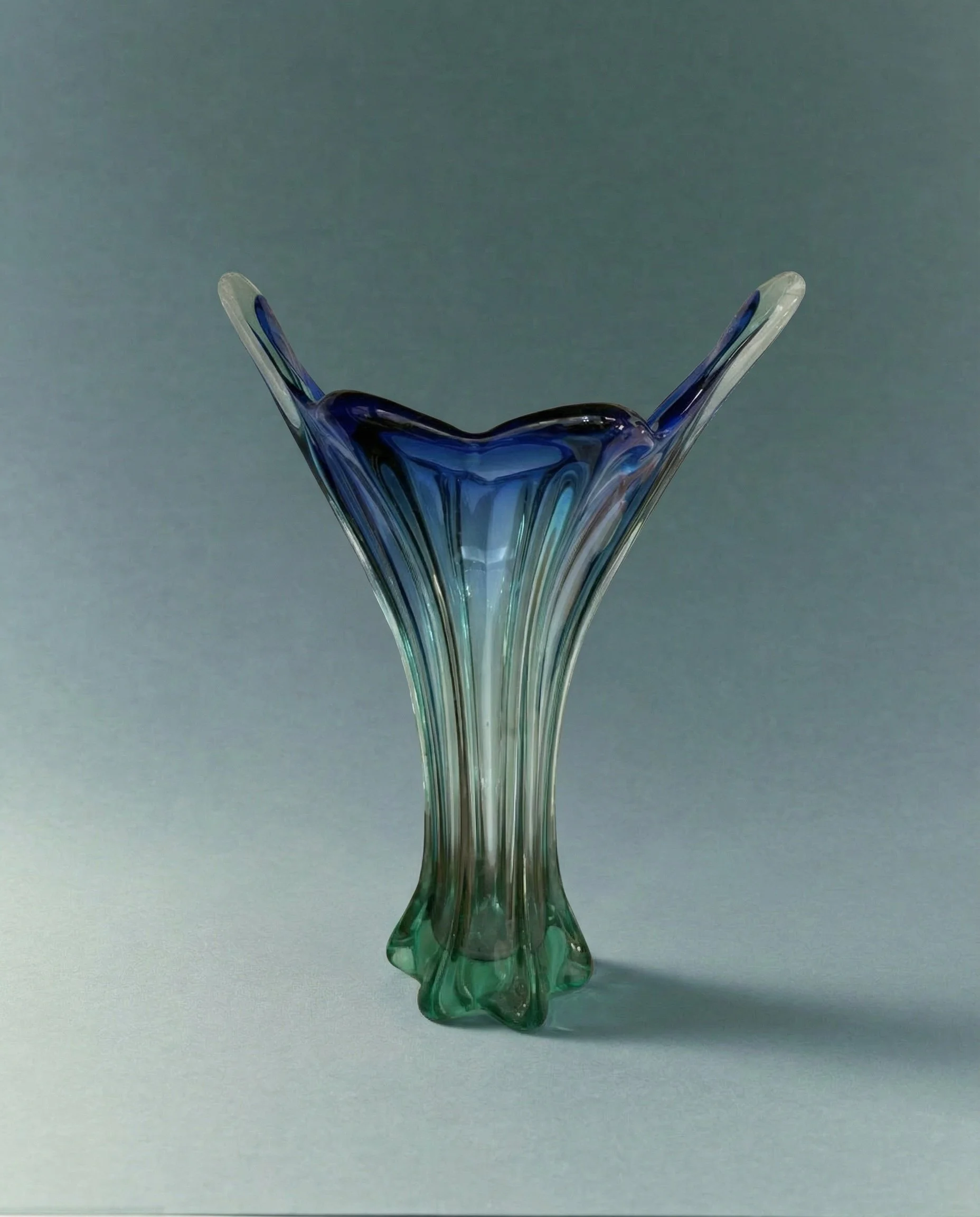 Vaso Scultoreo "Vela" in Vetro di Murano – Sfumature Sommerso Blu e Verde