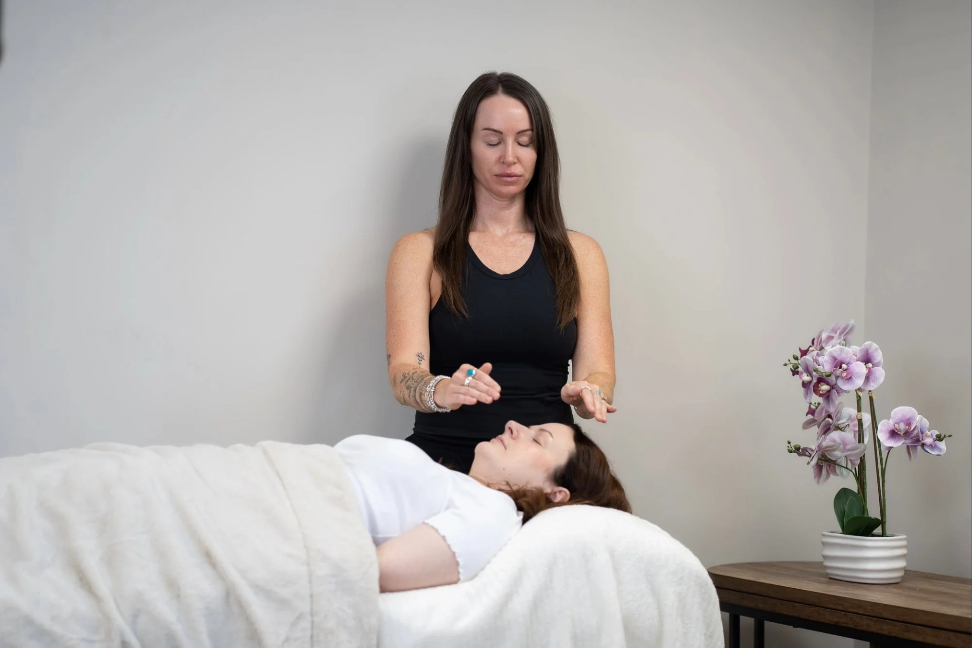 Katie from Kokoro Wellness performing Reiki during a client session.