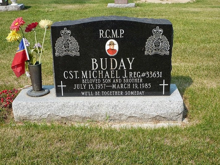 1985 Funeral - gravestone.JPG