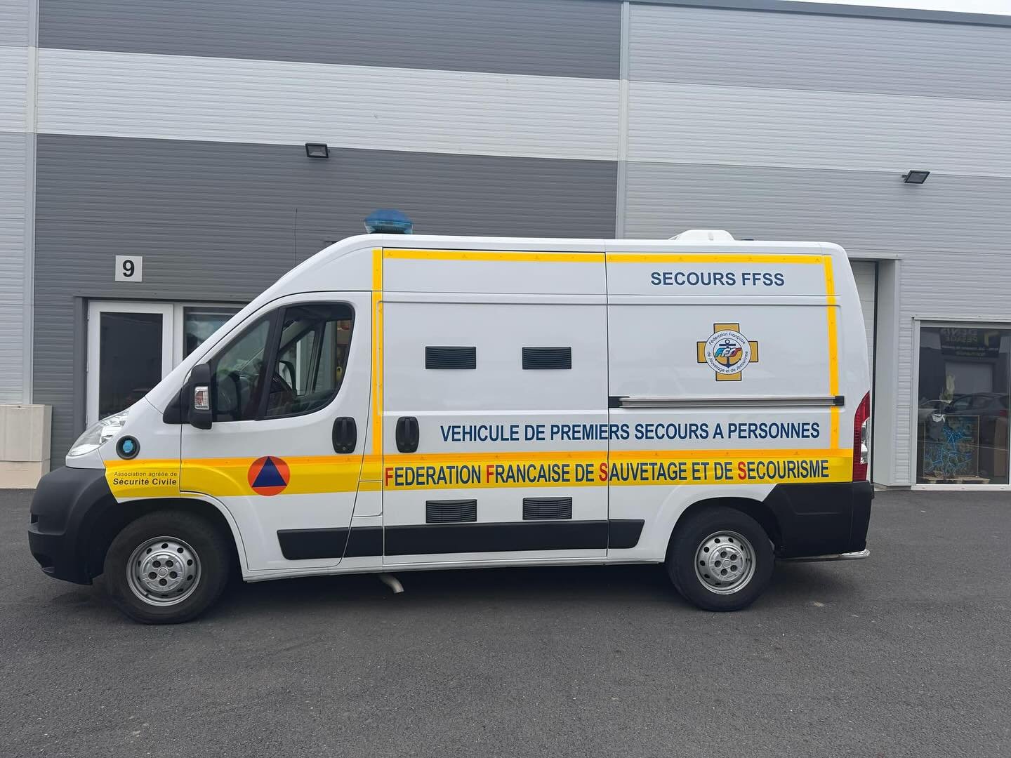 On vous pr&eacute;sente notre petit nouveau qui a rejoins notre parc mat&eacute;riel il y a seulement quelques jours 😁

Merci &agrave; Loire Ambulance Occasion pour la pr&eacute;paration et le flocage de ce v&eacute;hicule 😉

Nous avons h&acirc;te 