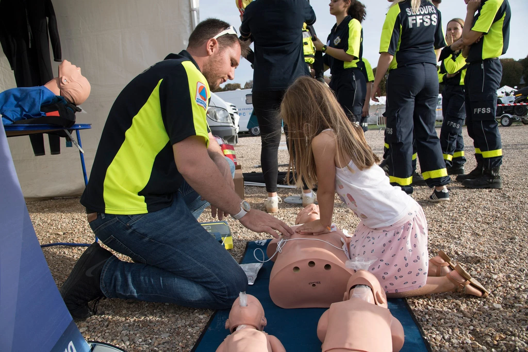 initiation premiers secours grand public, massage cardiaque auprès des enfants et familles