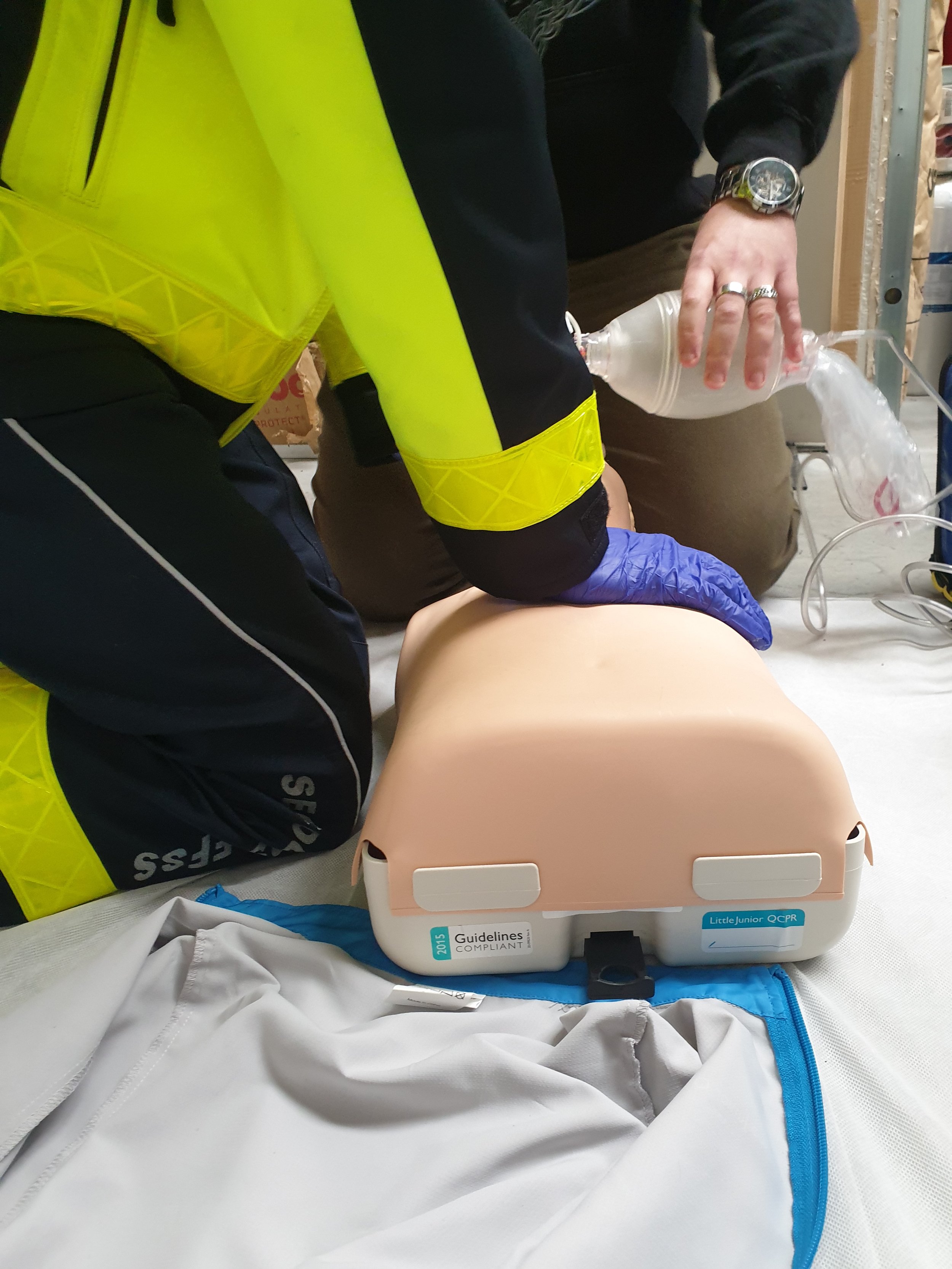 Apprentissage du massage cardiaque en équipe