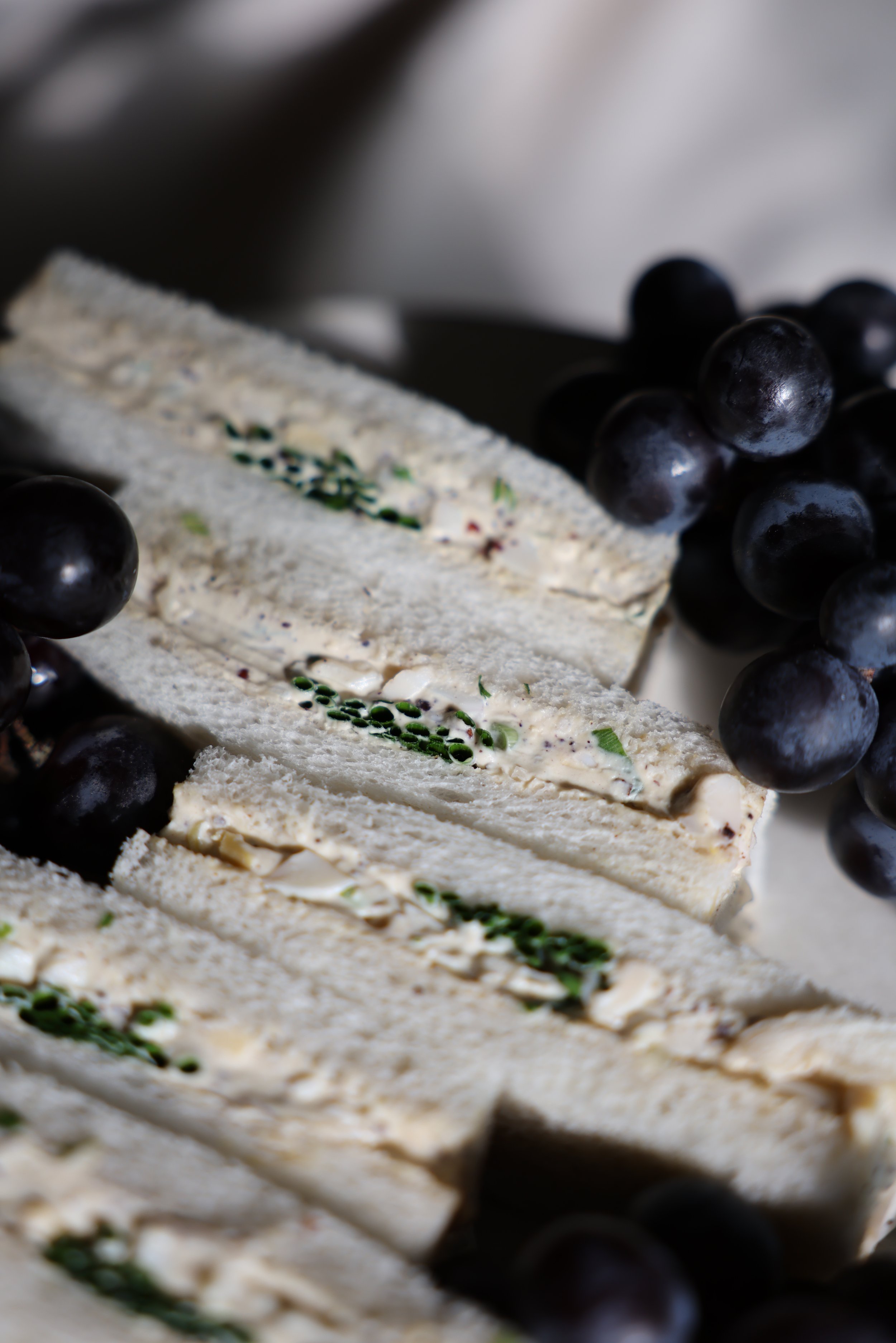 Gâteau en portions avec des raisins noirs en décoration.