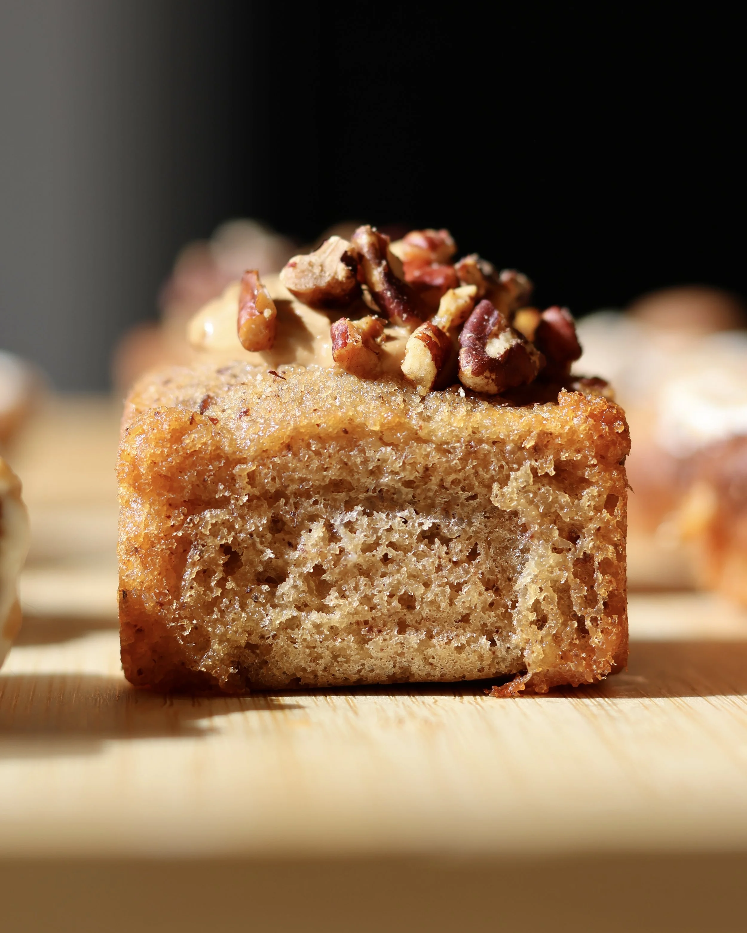 Gâteau à la noix de pécan avec glaçage et noix de pécan sur le dessus