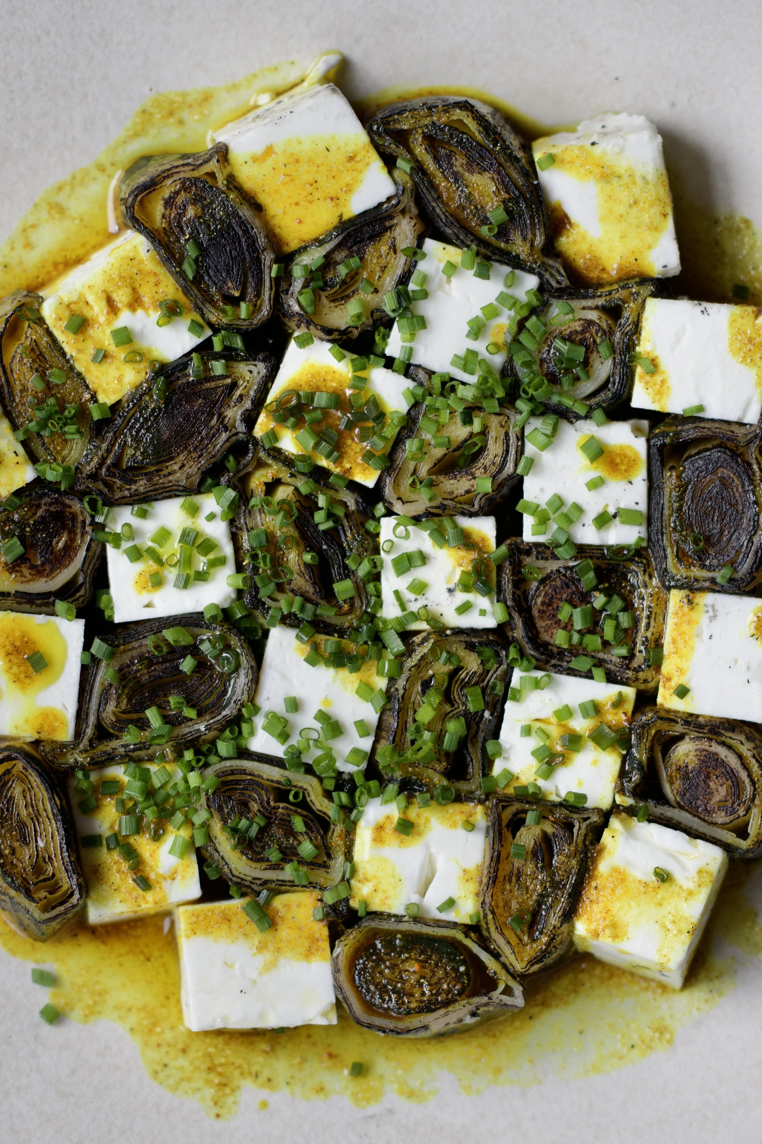 Plate de pelmeni garnis de ciboulette et saupoudré de paprika.