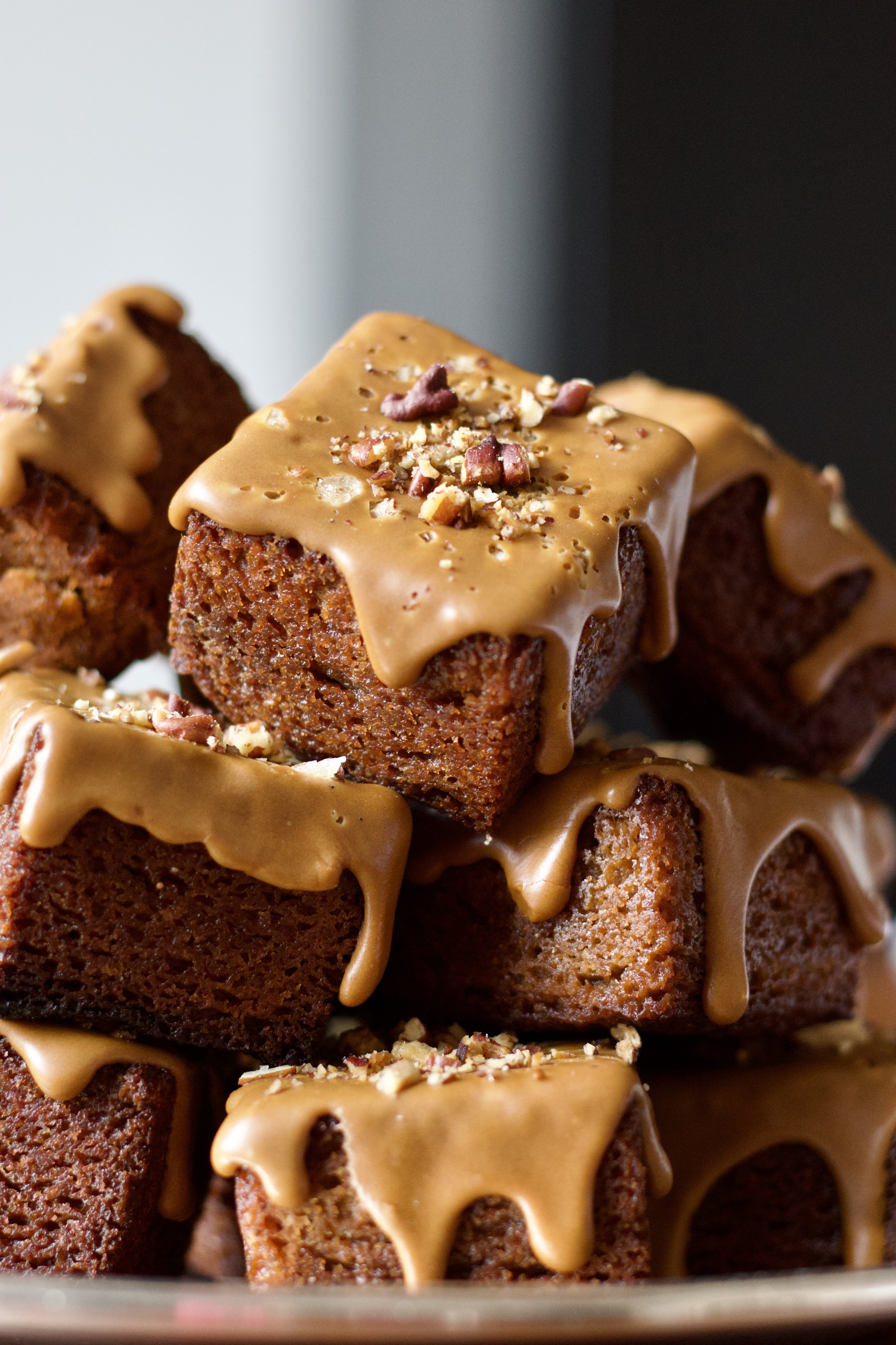 Gâteaux au chocolat recouverts de caramel et de noisettes hachées.
