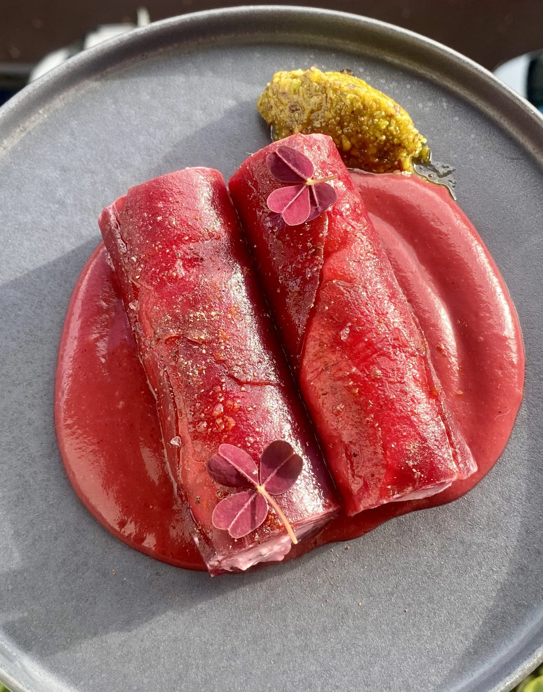 Cookies aux cerises blanches et éclats de noix ou de biscuit.