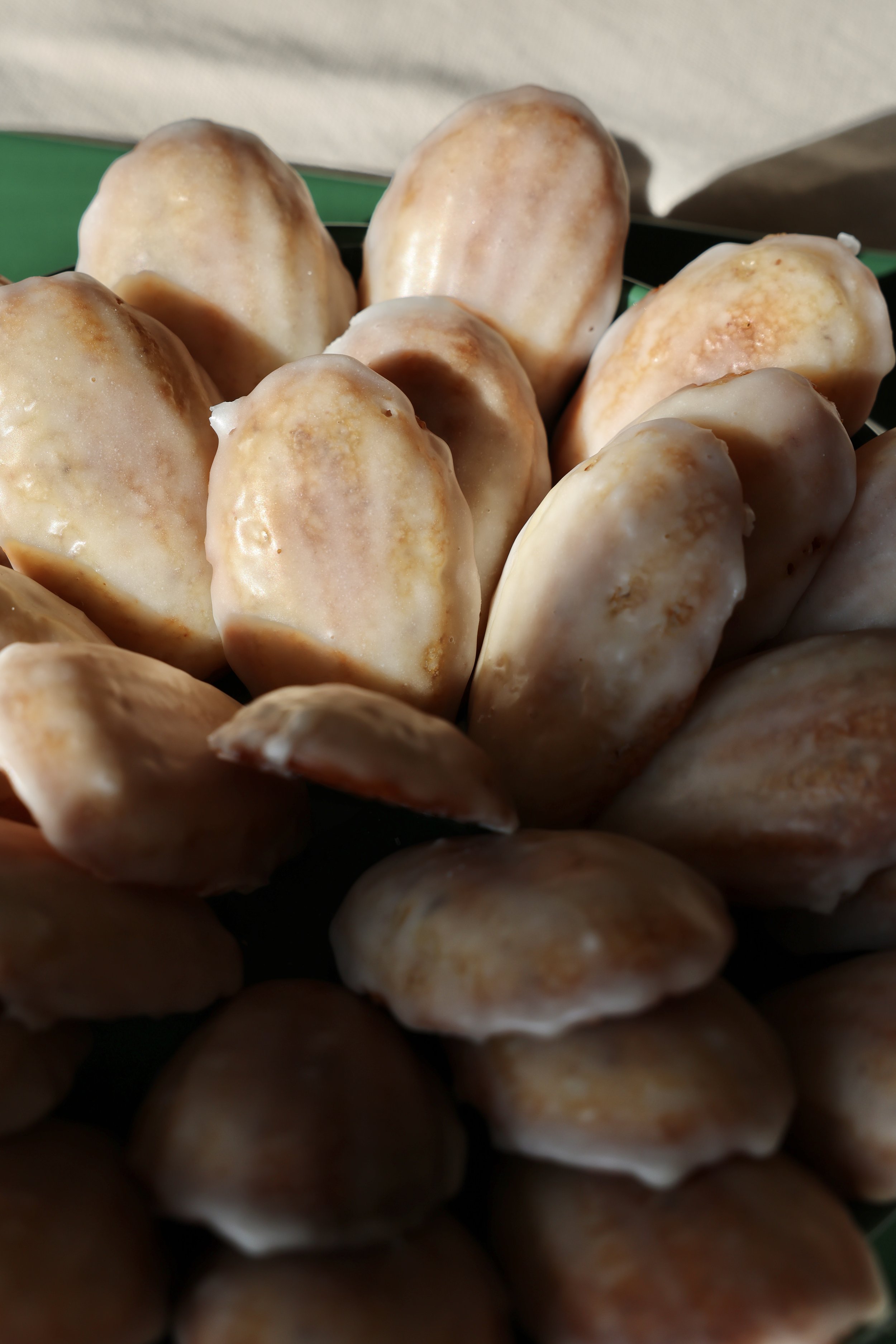 Gâteaux ou biscuits avec glaçage blanc, regroupés dans un panier ou un plateau.
