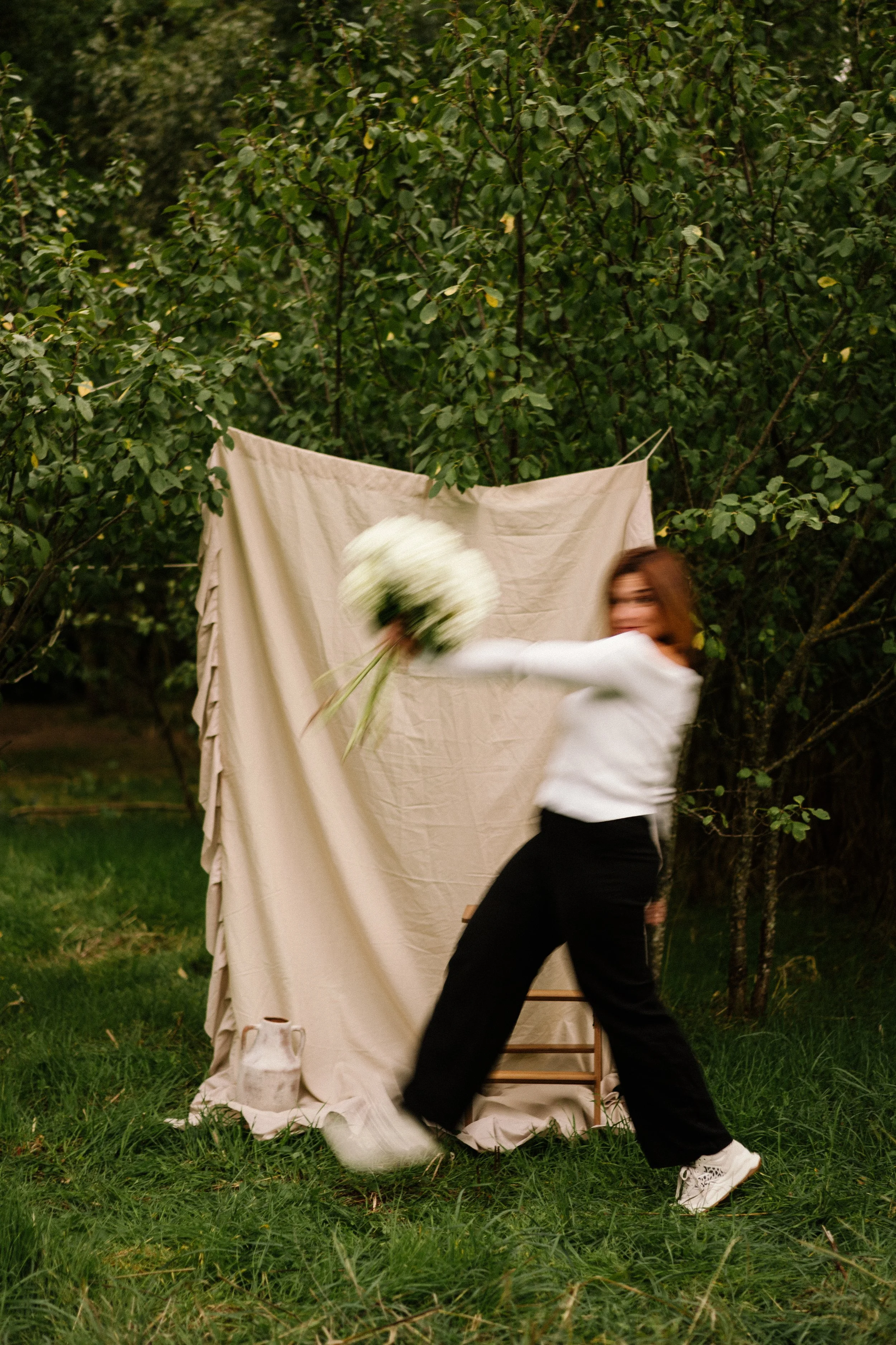 Décoratrice de mariage au style moderne montrant un bouquet de mariée dans un paysage provençal
