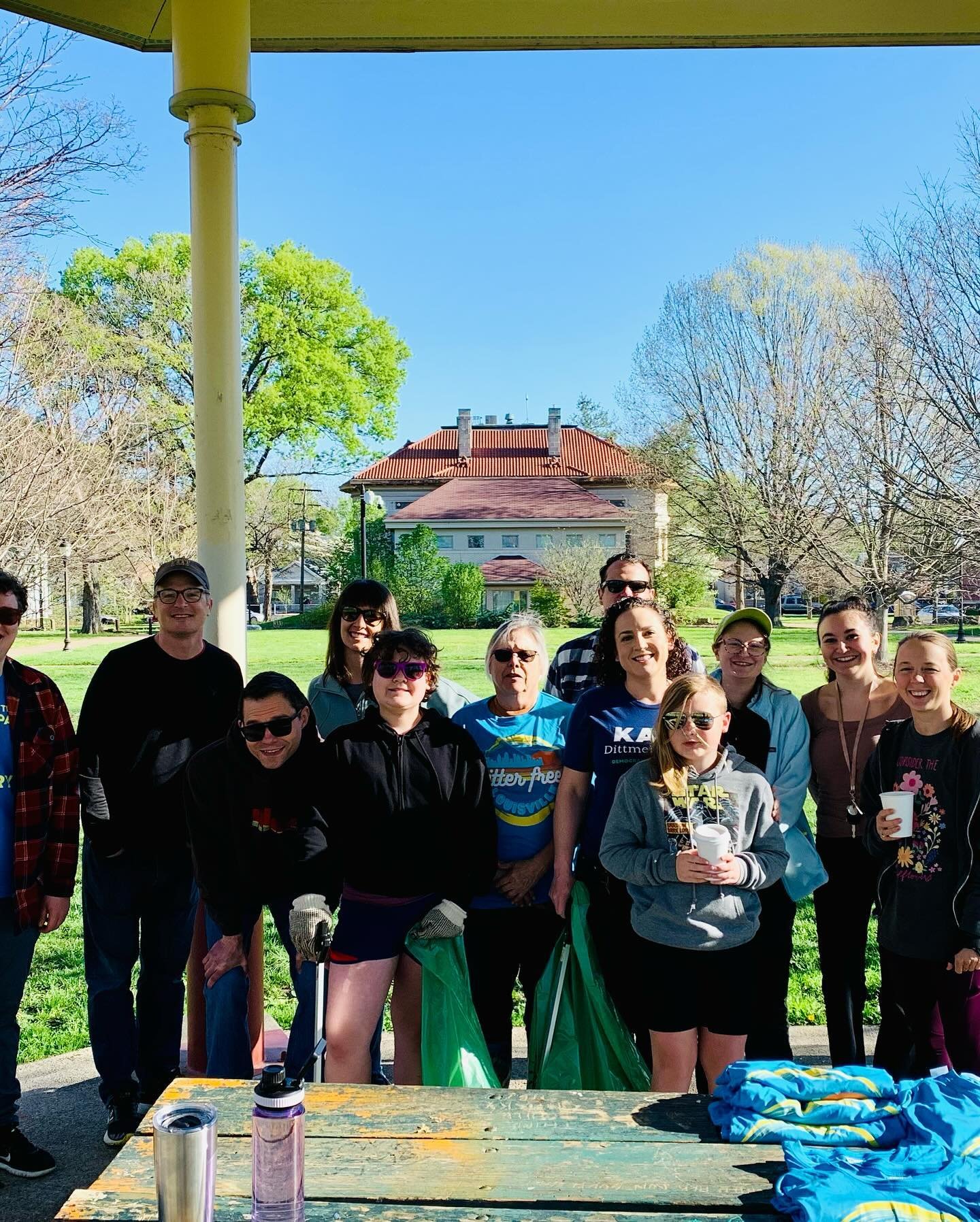 It was so good to join neighbors for a beautiful @brightsidelouisville blitz across District 6 in Shelby Park, Meriwether, and Park Hill! Cleaning up reduces pollution and safety hazards, improves quality of place, and gives neighbors a chance to con