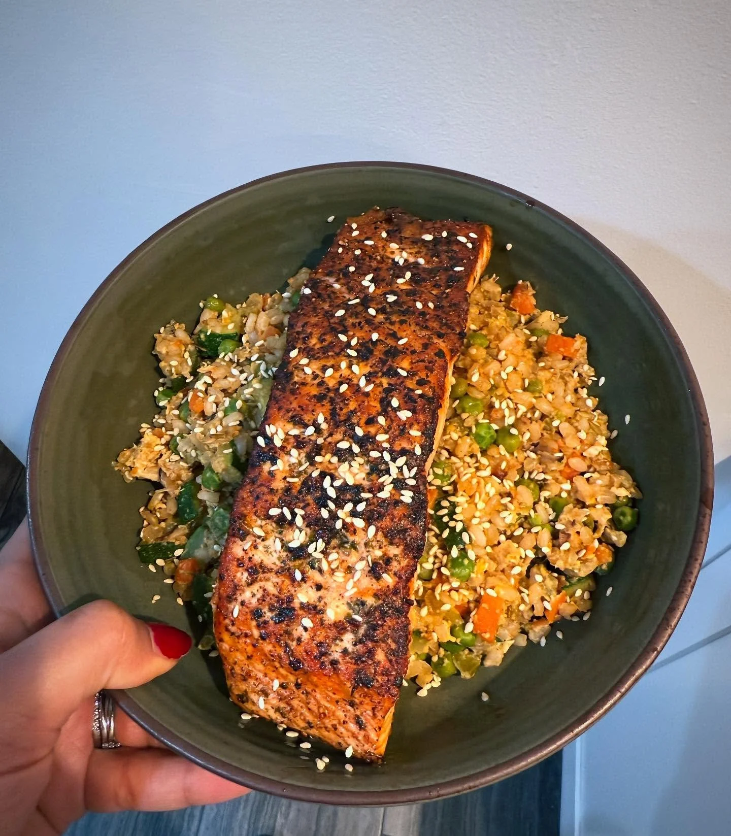 One of my favorite dinners this week 🕺🏻 
This veggie-forward fried rice with pan-seared salmon is rich in omega-3s, protein, fiber, and flavor.

A grounding dinner that supports heart health, hormones, and blood sugar balance, while still feeling d