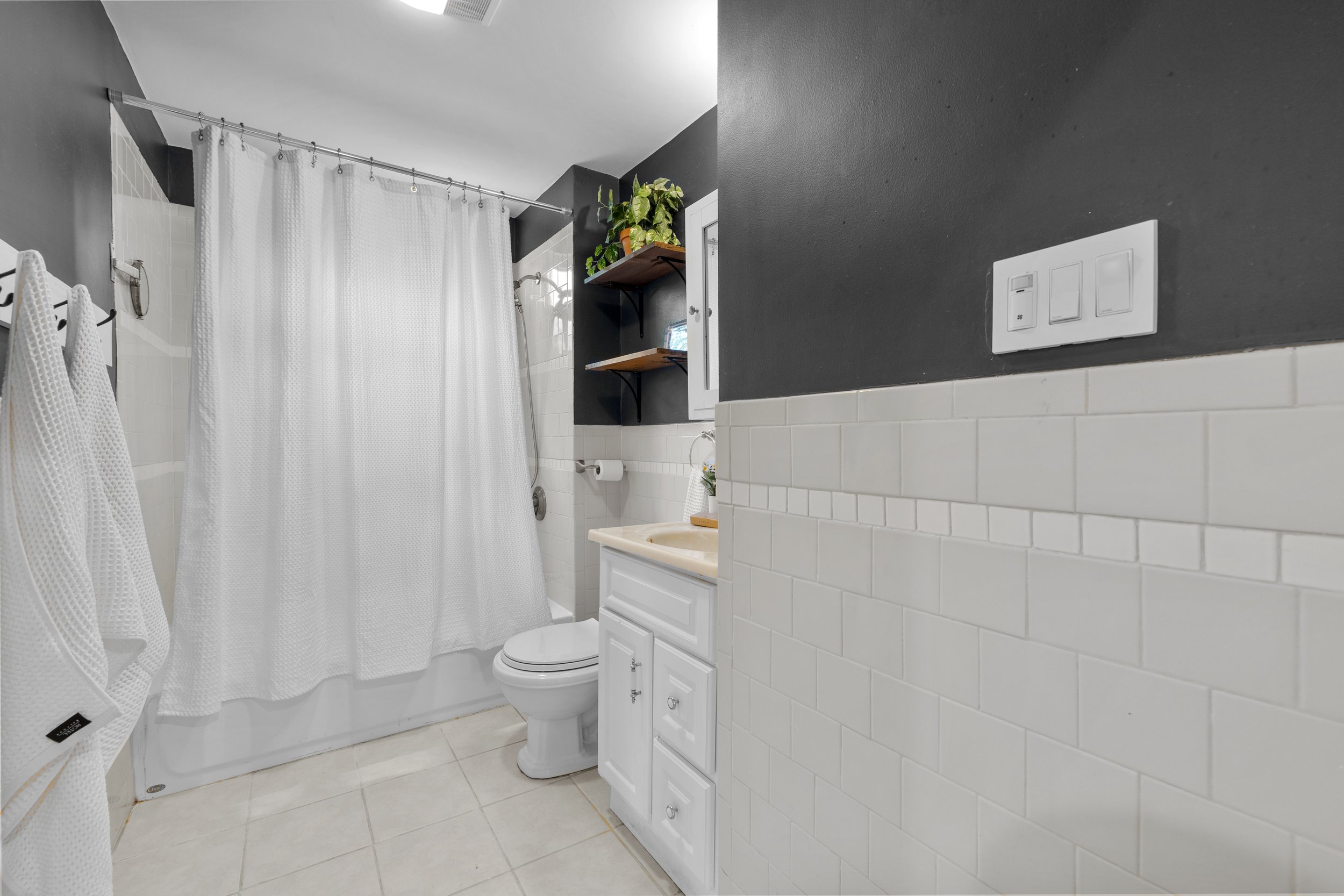64 Hyde Park - full bath.jpg