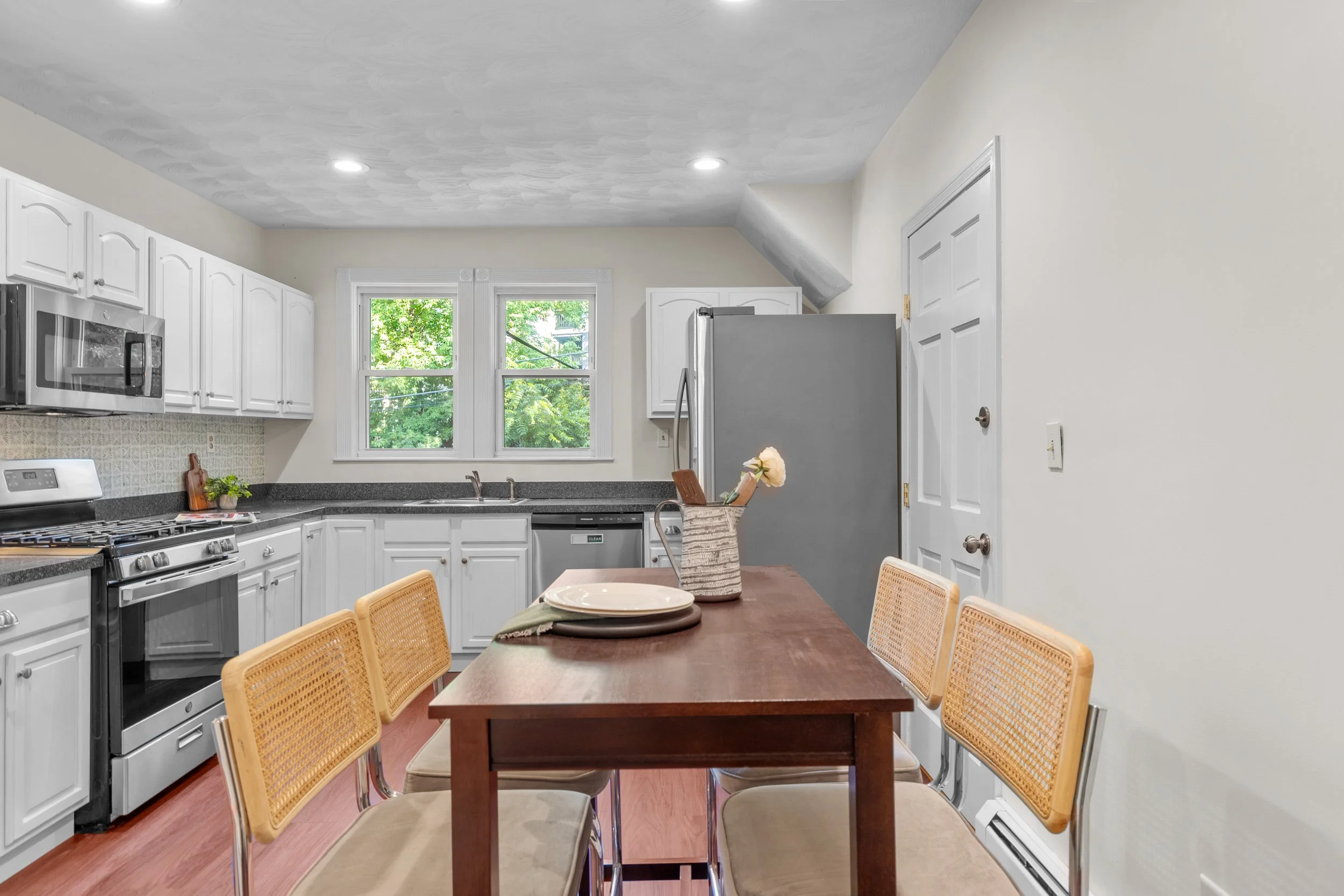 64 Hyde Park - kitchen - table.jpg