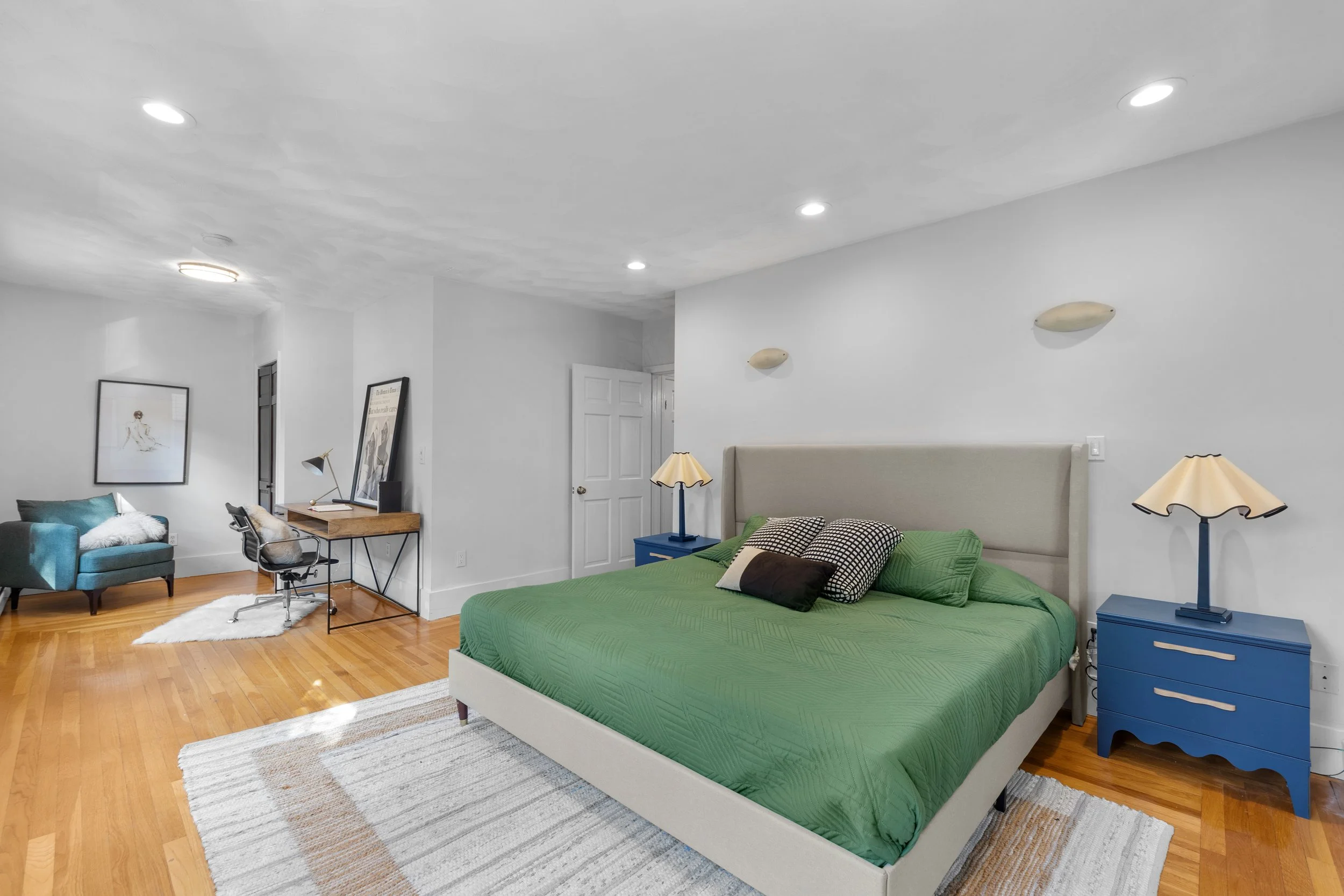 64 Hyde Park - Bed 1 with desk close up.jpg