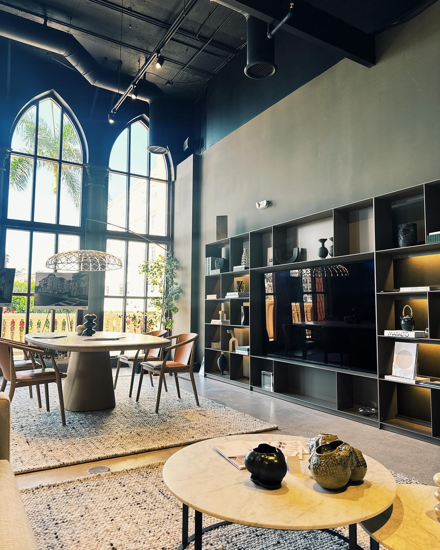 Another gorgeous day in Naples, Florida. Who&rsquo;s ready for a spring refresh?

Let&rsquo;s make something beautiful together. 

Turn key renovation to finishing touch decor. 
.
.
.
.
.
#bebitalianaples #bebitalia #maxalto #flos #louispoulsen #azuc