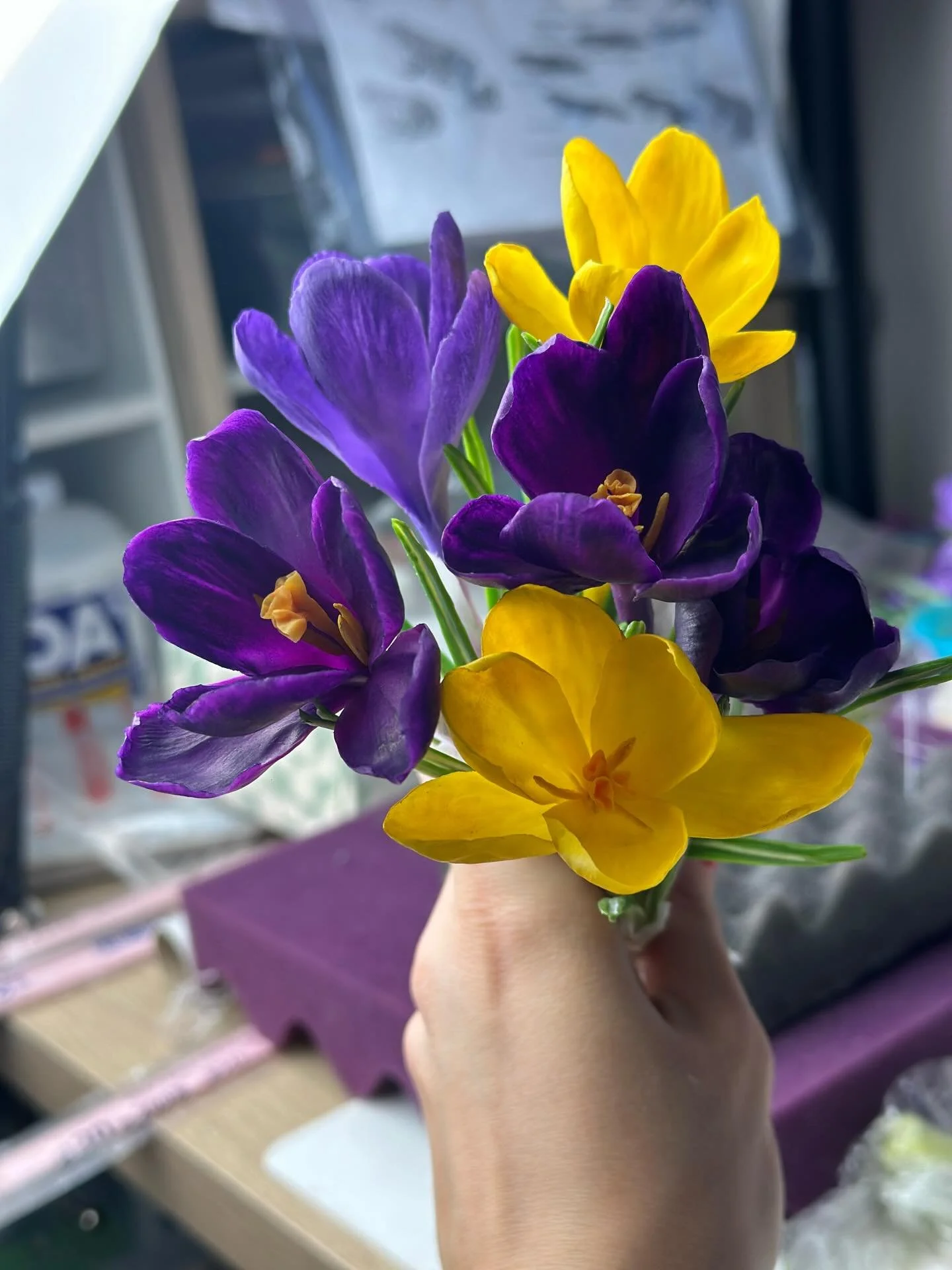 Первые цветочки этого года 🥰
1 января я почти весь день лепила, так что надеюсь, что год продолжит быть очень творческим :)