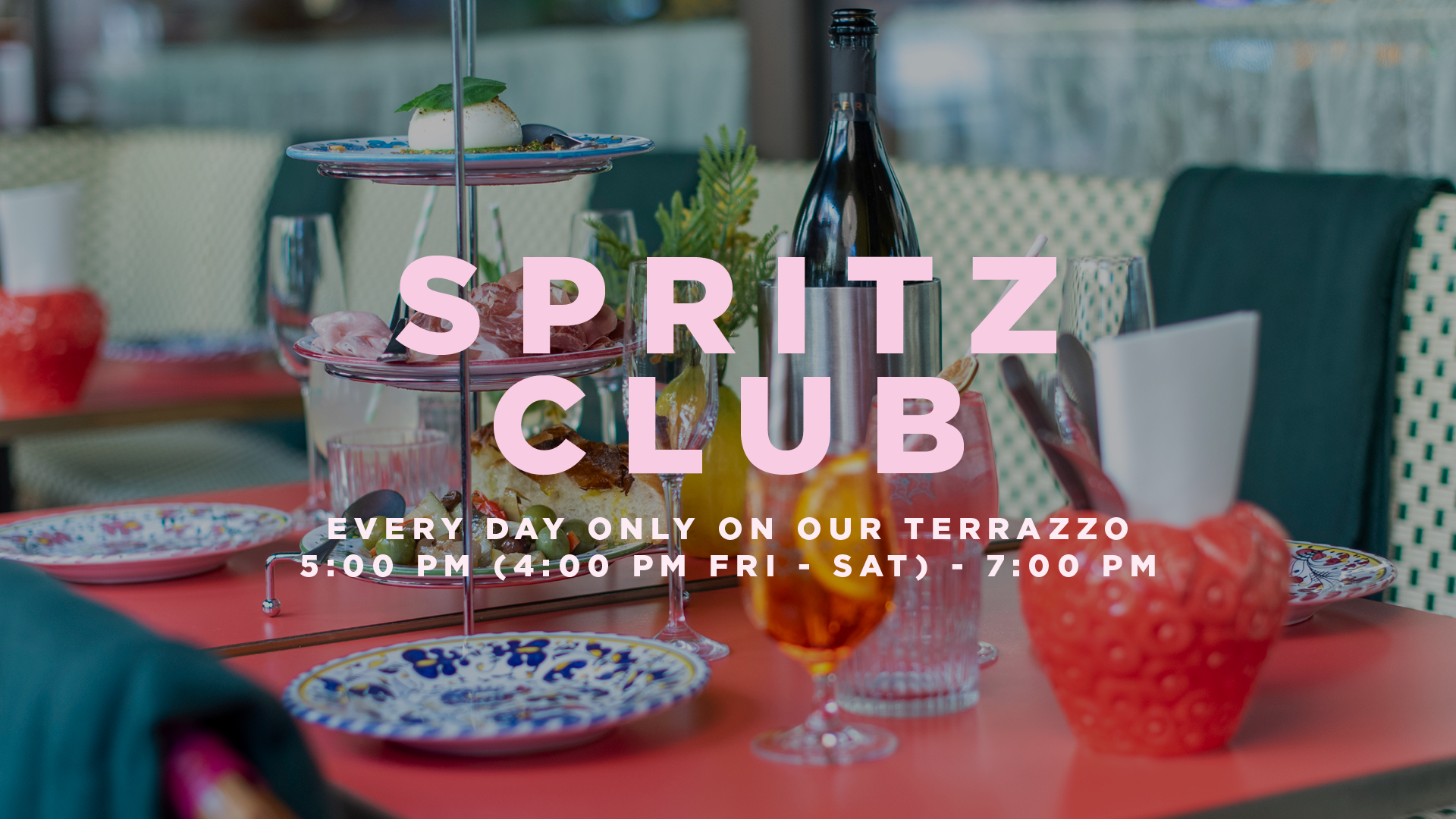 En bricka med afternoon tea-varor inklusive scones, sötat bröd, jordgubbsdryck, vatten med citronskivor, servetter, bestick och en blomkruka, med text om spritz och terrass på svenska.