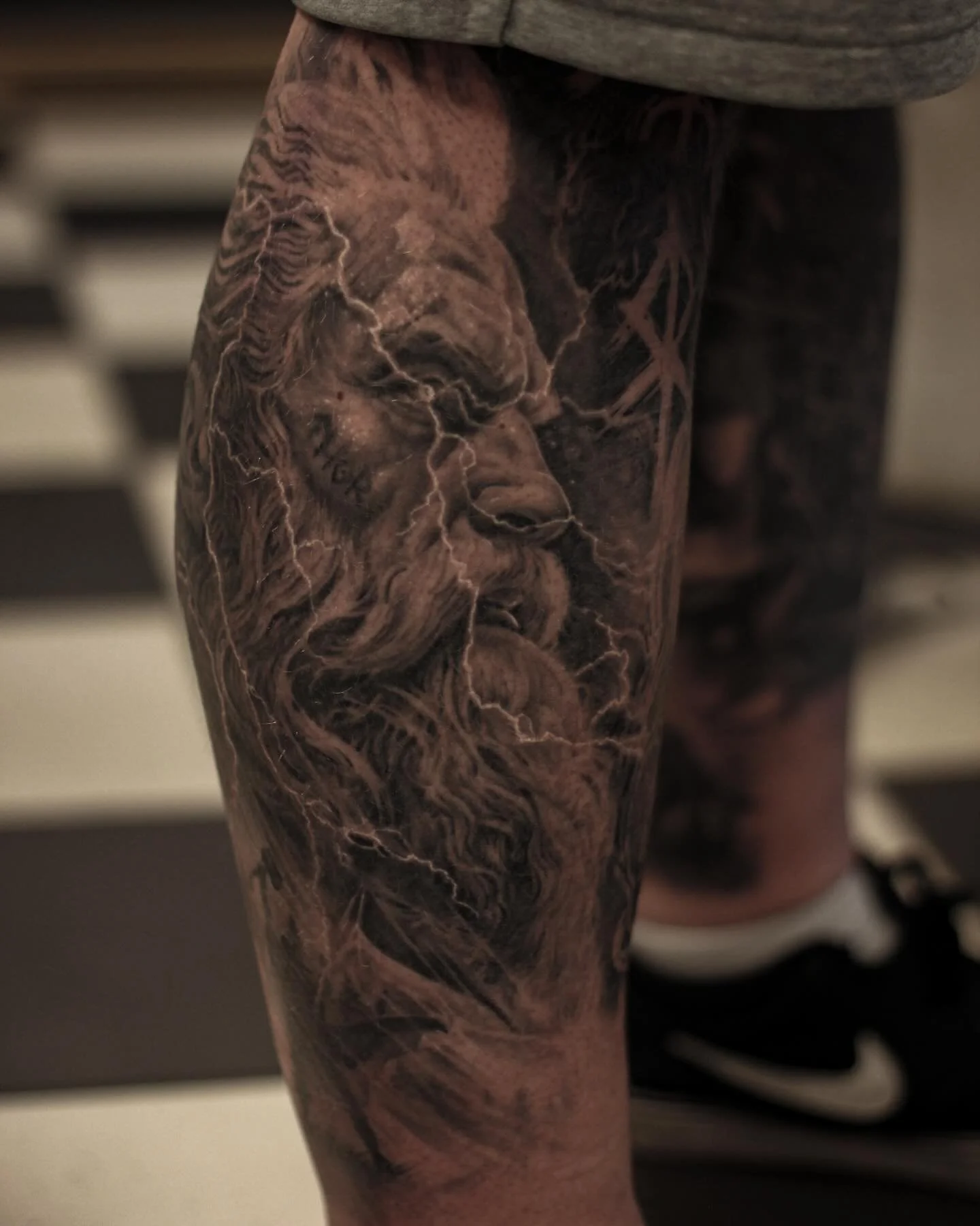 Real good time doing this piece and the rest of the legsleeve is turning out pretty dang cool I must say. Looking forward to every piece that is coming up on you buddy! Thanks for the trust. 

.
.
.

#bqnginksociety&nbsp;#blackandgrey&nbsp;#realistic