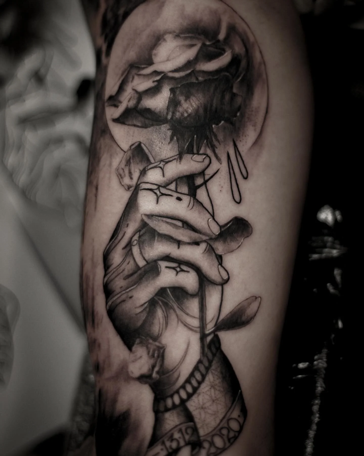 Last reel, here is a closer look. Can you see how dang cool it is mixing, so cool.
Still want your dms, fork em&rsquo; over dang it.

.
.
.

#neotraditionaltattoo #linework #realisticink #tattoorose #rose #tattooist #martinrebelltattoostyle #martinre