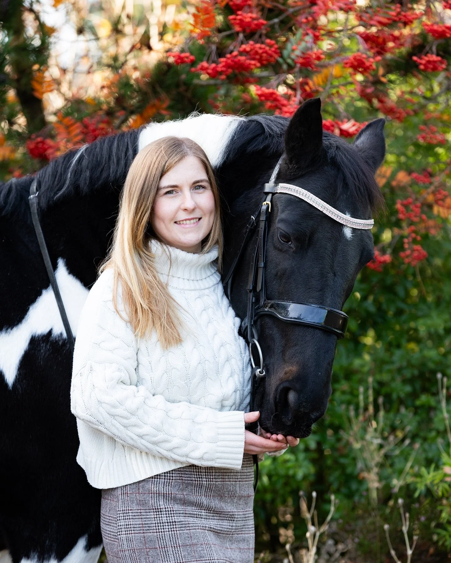 The autumn colours are hanging on but winter is definitely approaching fast. I was delighted to send Erin her photos yesterday after a lovely photoshoot on Sunday. We made the most of the old railway line near her yard and these gorgeous berries that
