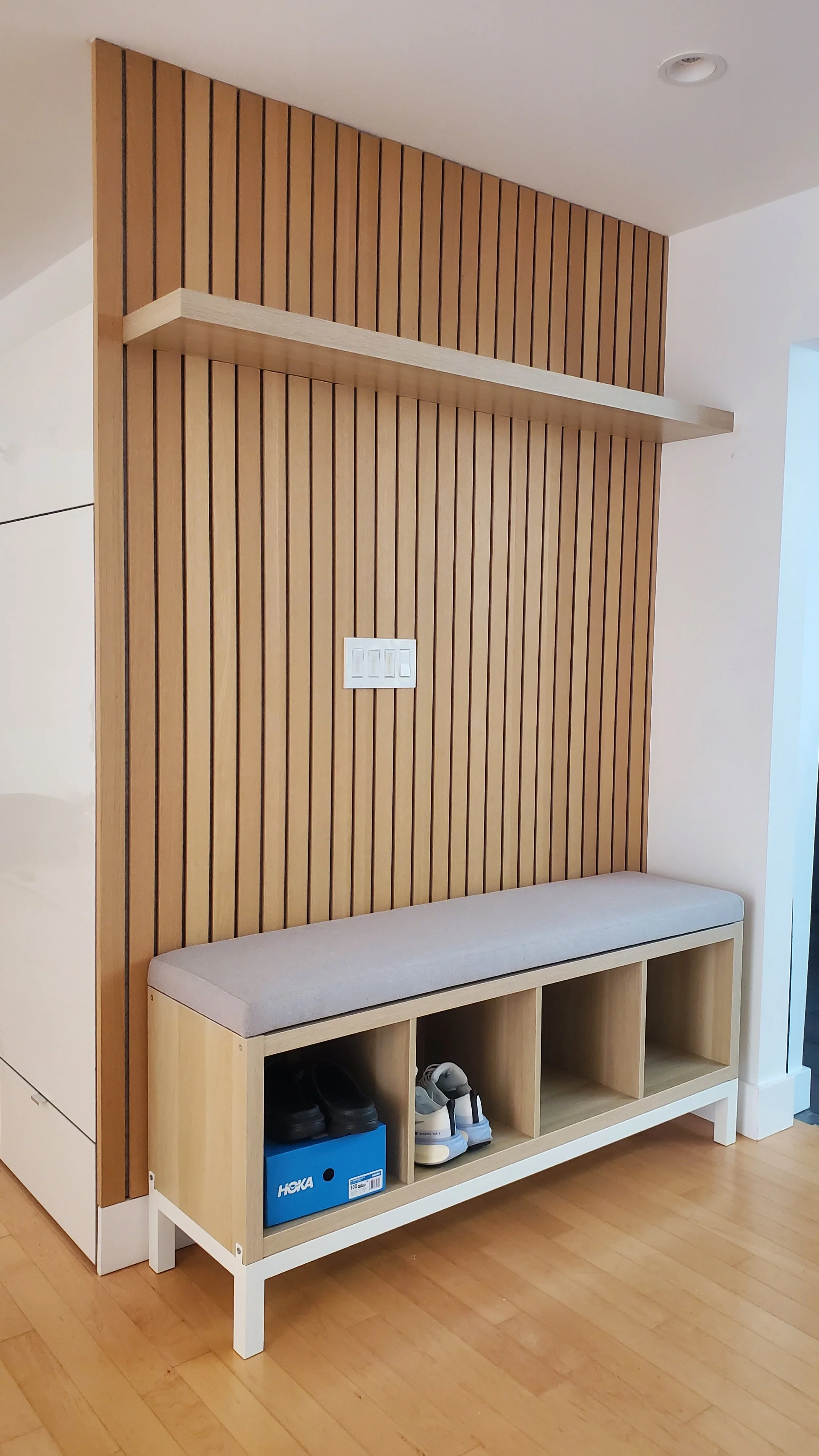 Acoustic panelling with shelf 