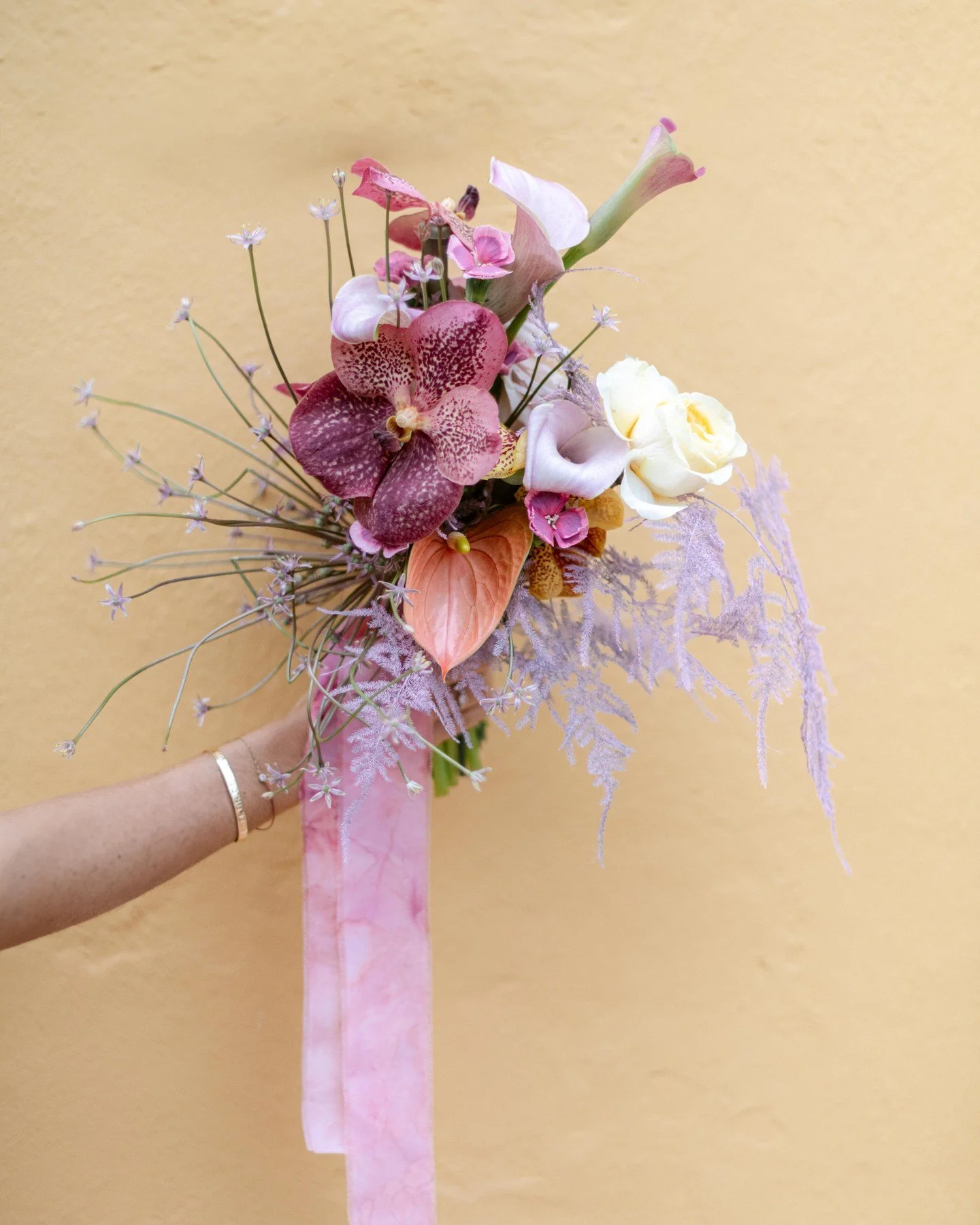 &quot;Un bouquet qui raconte une histoire 🌸✨ Chaque fleur, chaque couleur, chaque parfum, un symbole d'un mariage magique. 💍❤️ #Mariage #AmourFleuri #JourJ&quot; 
*
FLORAL DESIGNER : @les.herbesfolles WEDDING PLANNER : @wedding_planner_en_provence
