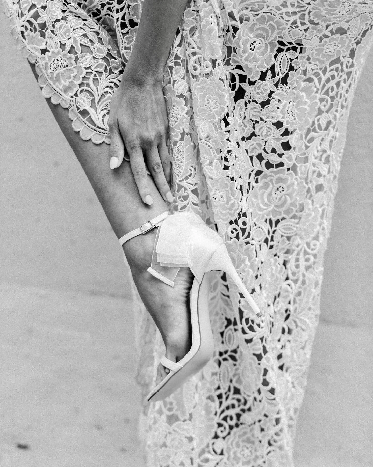 Prendre une pause le temps d&rsquo;un instant 🫶 Une journ&eacute;e charg&eacute;e en souvenir 
*
*

#mariage #robe #robedemariee #marcheentalons #talon #chaussures #luxe #balletworld #balletlife #balletpost #balletlove #balletaddiction #ballerinasof