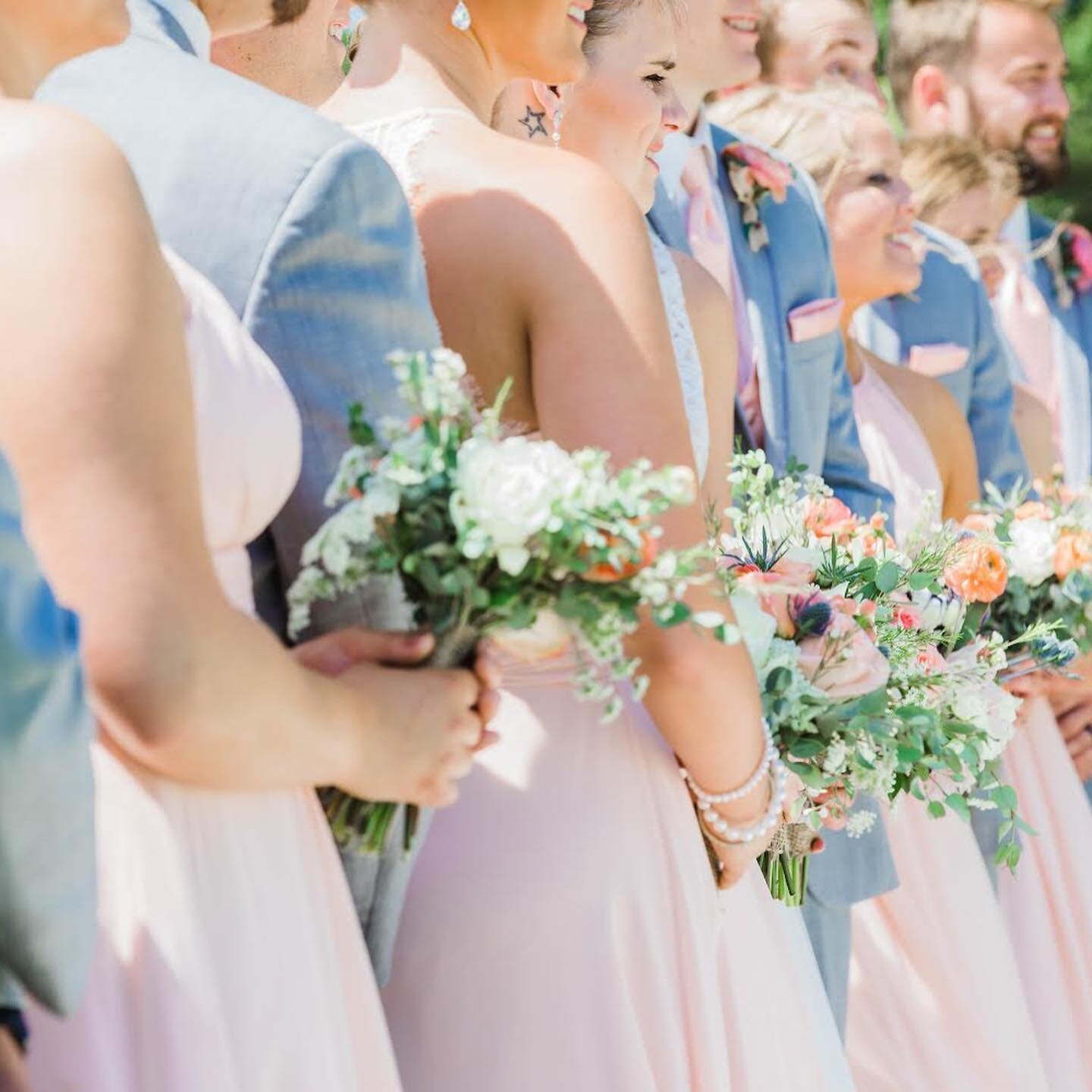 Spring florals&gt;&gt;
-
Photographer: @laurennicoleimagery 
.
.
.
#Spring #SpringWedding #SpringFloral #Floral #BrightFlorals #BoldFlorals #WeddingFlowers #Colorful #ColorfulWedding #Kansascitywedding #WeddingVenue