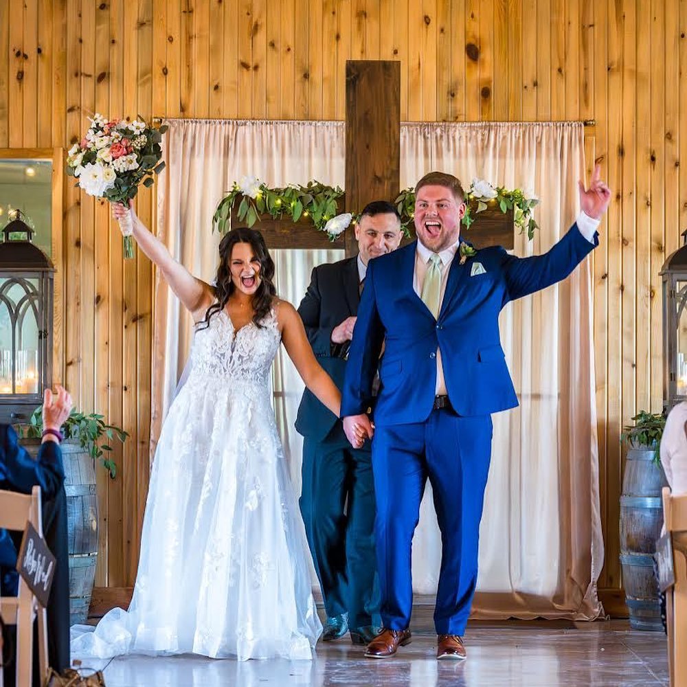 That just married feeling✨
-
And that one year married feeling✨ We hope as our couples remanence on their wedding day that they remember that giddy feeling of being pronounced husband and wife for the first time✨ 
-
Photography: @photo_rainey 
.
.
.
