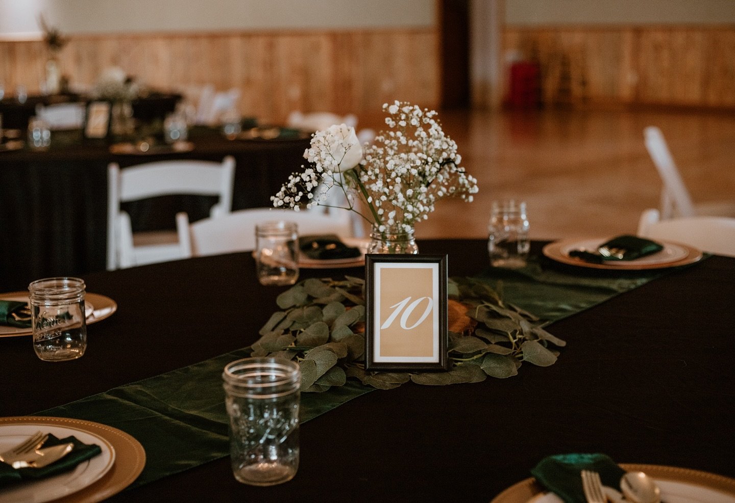 Swipe to see some sweet moments from this beautiful fall wedding✨🫶
-
📸: @victoria.marie.imagery 
-
#FallWedding #OctoberWedding #WeddingMoments #1kiss #WeddingParty #Bridesmaids #Groomsmen #veilshots
