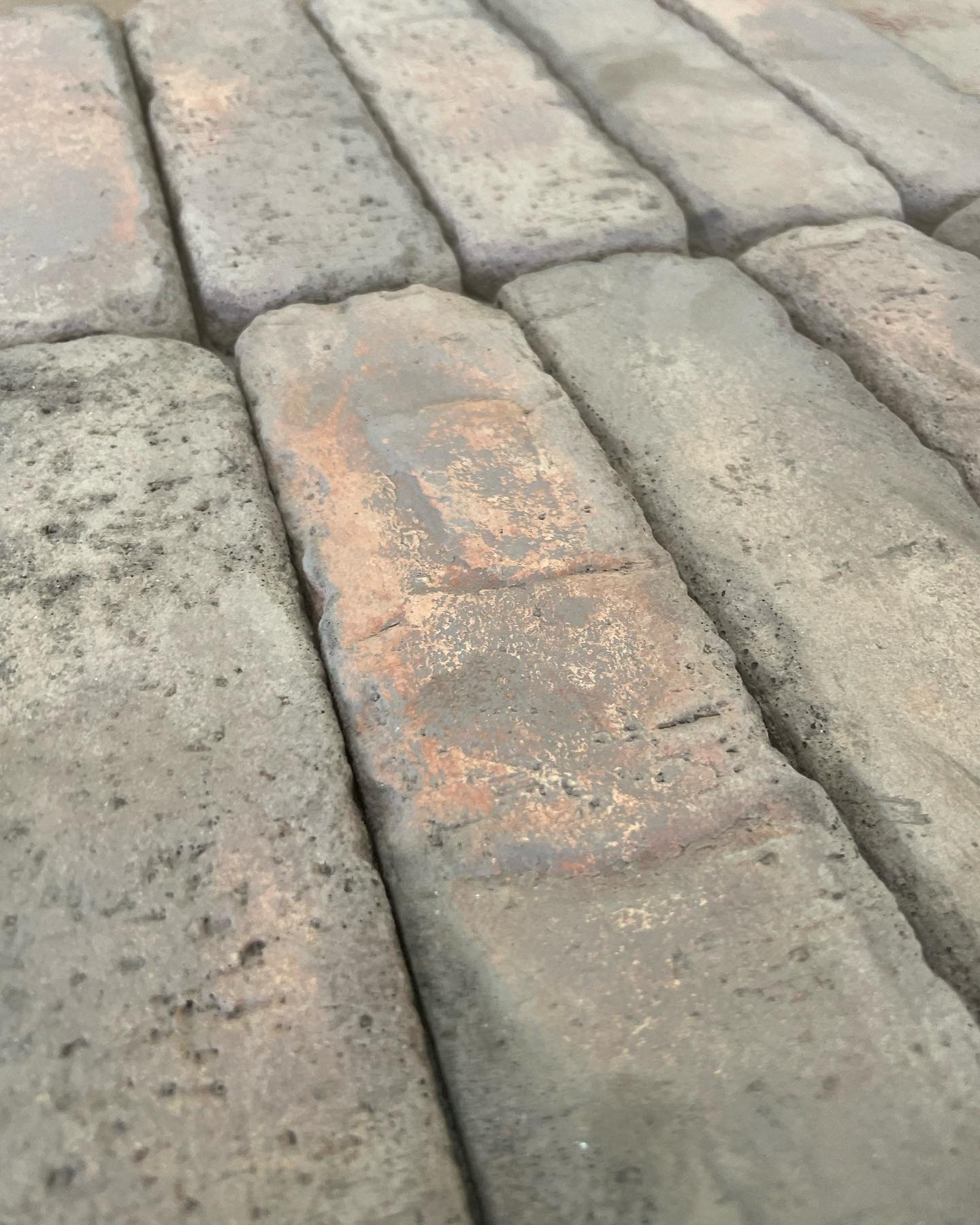 Hand Made Thin Brick Tile is our specialty. Locally Crafted in the Nashville/Madison TN Area🔥 Endless Color Choices! 7.5&rdquo; x 2.25&rdquo; x 0.5&rdquo; 🔥🧱Message or Call us to talk about your next Thin Brick Project!🧱🔥
615-438-7222  Www.HLLoc